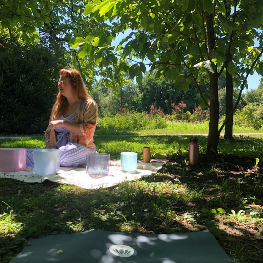 Nature Sound Bath in Munich&lsquo;s rose garden 🌹
Swipe to see the cutest gift I received from my youngest participant 😭😍

#soundbath #soundbathmeditation #crystalhealing #crystalsingingbowls #singingbowls #munichevents