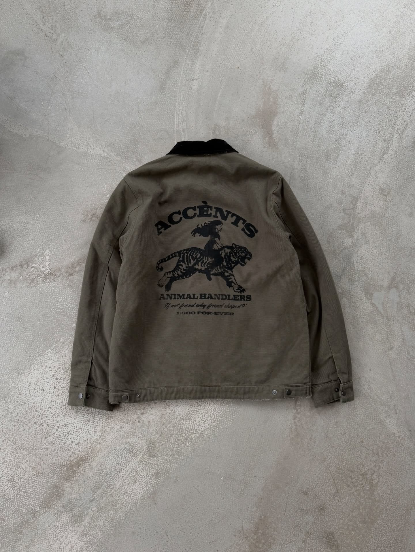 The animal handlers jacket.
Cord collar, hand printed, hand finished.
Welt pockets this time for a bit more ergonomics.
Coming 2026.