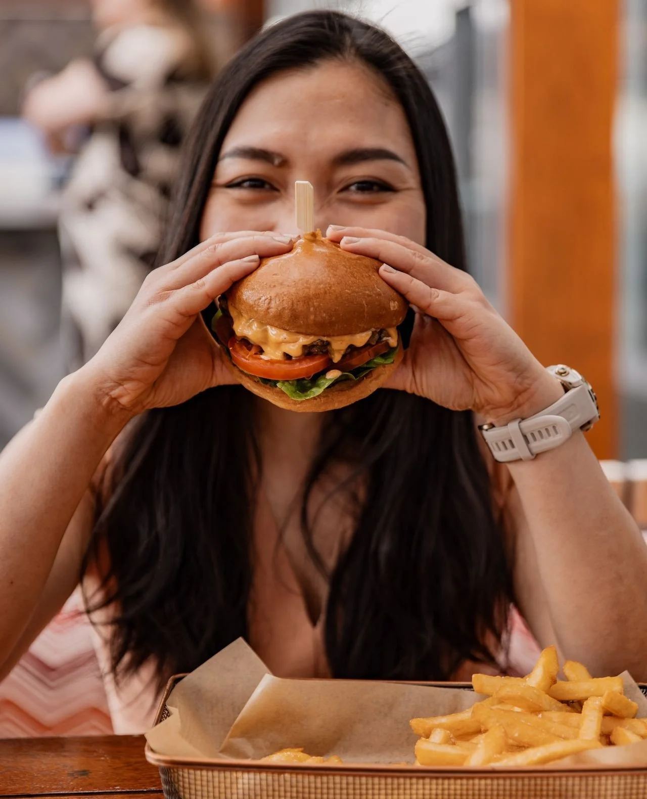 Caught mid-bite&hellip; happiness tastes like this 😍🍔 ⁠
⁠
⁠
#BurgerMood #TheDeck