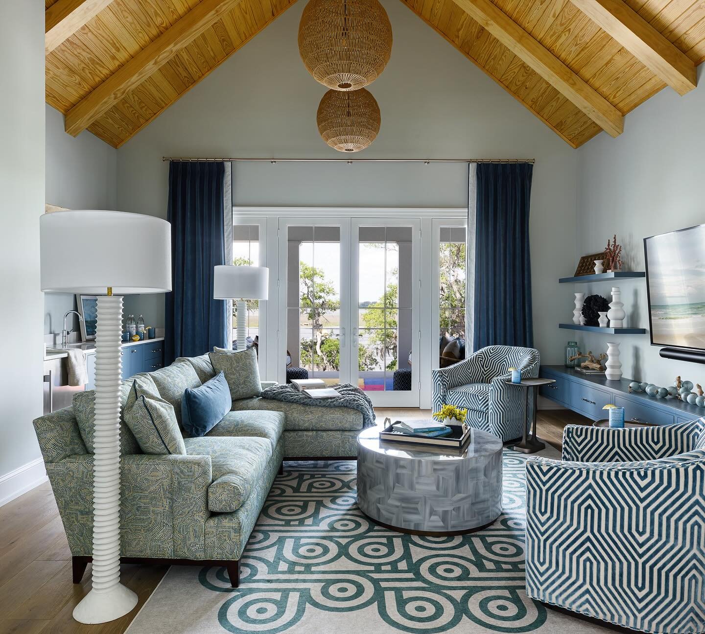 The media room is like a parfait: layers of color and texture, sweet enough to stream for hours! ⁣
Photo: @lynn_tennille_photography 
.⁣
.⁣
.⁣
.⁣
#luxurylifestyle #luxuryhome #newhome #lowcountry #myhomestyle #sodomino #cottagesandbungalows #southern