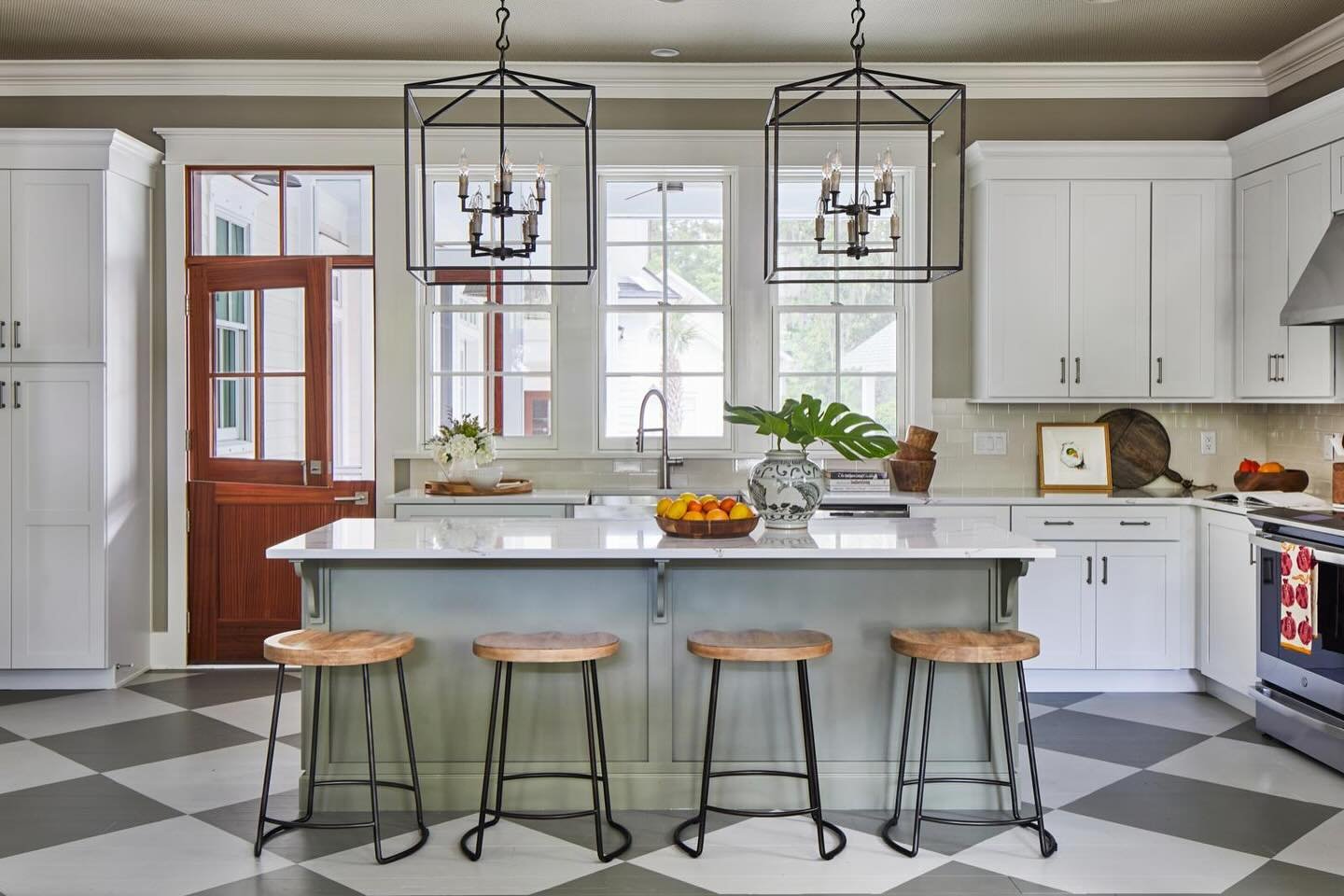 Classic kitchens: where nostalgia meets nosh, and the whisk is mightier than the trend! ⁣
Photo: @laureywglenn 
.⁣
.⁣
.⁣
.⁣
#traditionalhome #southernlivingmag #mytradhome #mysouthernliving #swcolorlove #makinghouseahome #nkba #kitchentrends #kbis #k