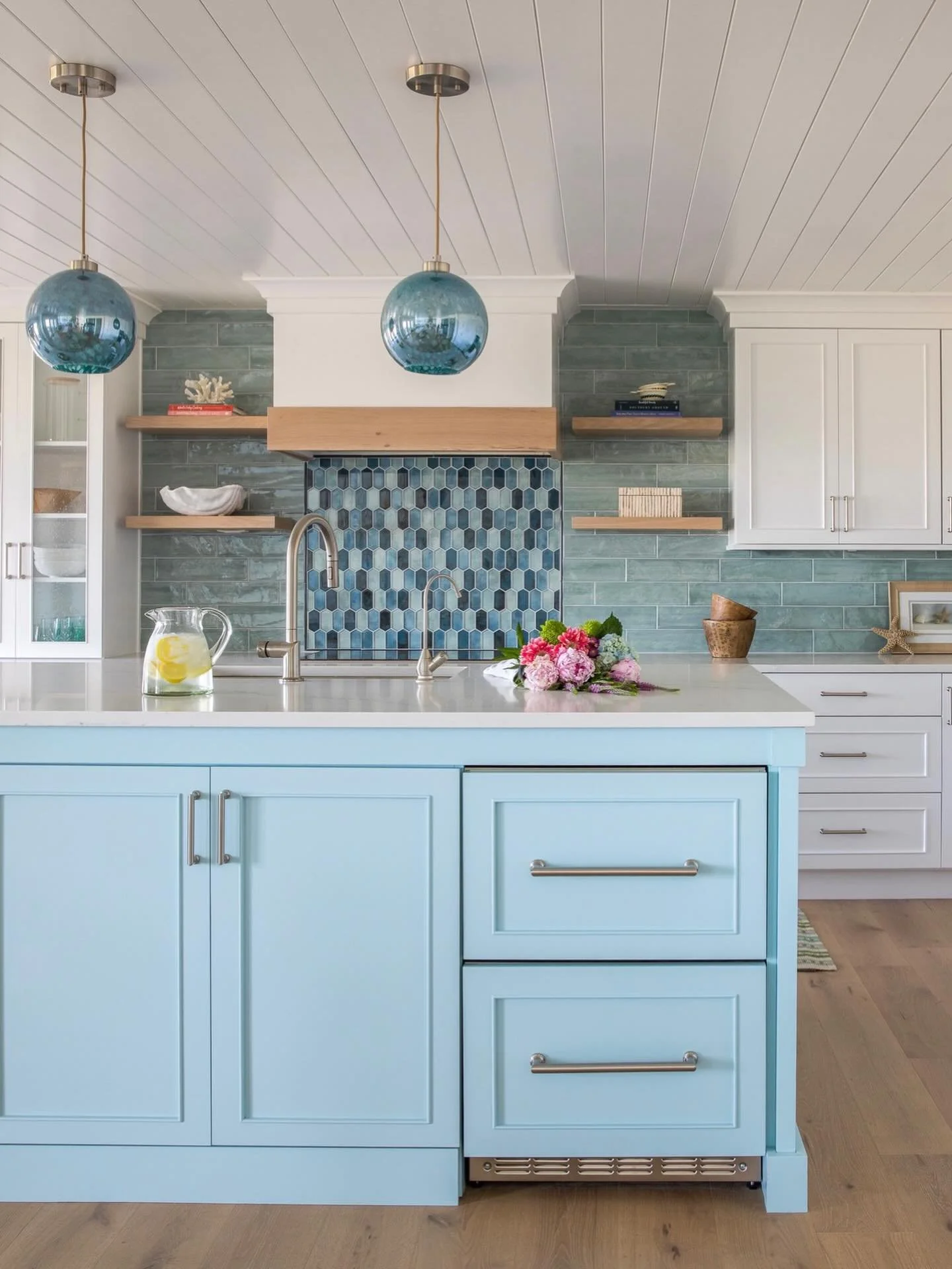 Bright, bold, and full of life&mdash;this kitchen redesign is proof that color changes everything.

Photo: @lynn_tennille_photography 

#KitchenRedesign #LuxuryKitchen #HighEndDesign #KitchenInspo #InteriorDesign