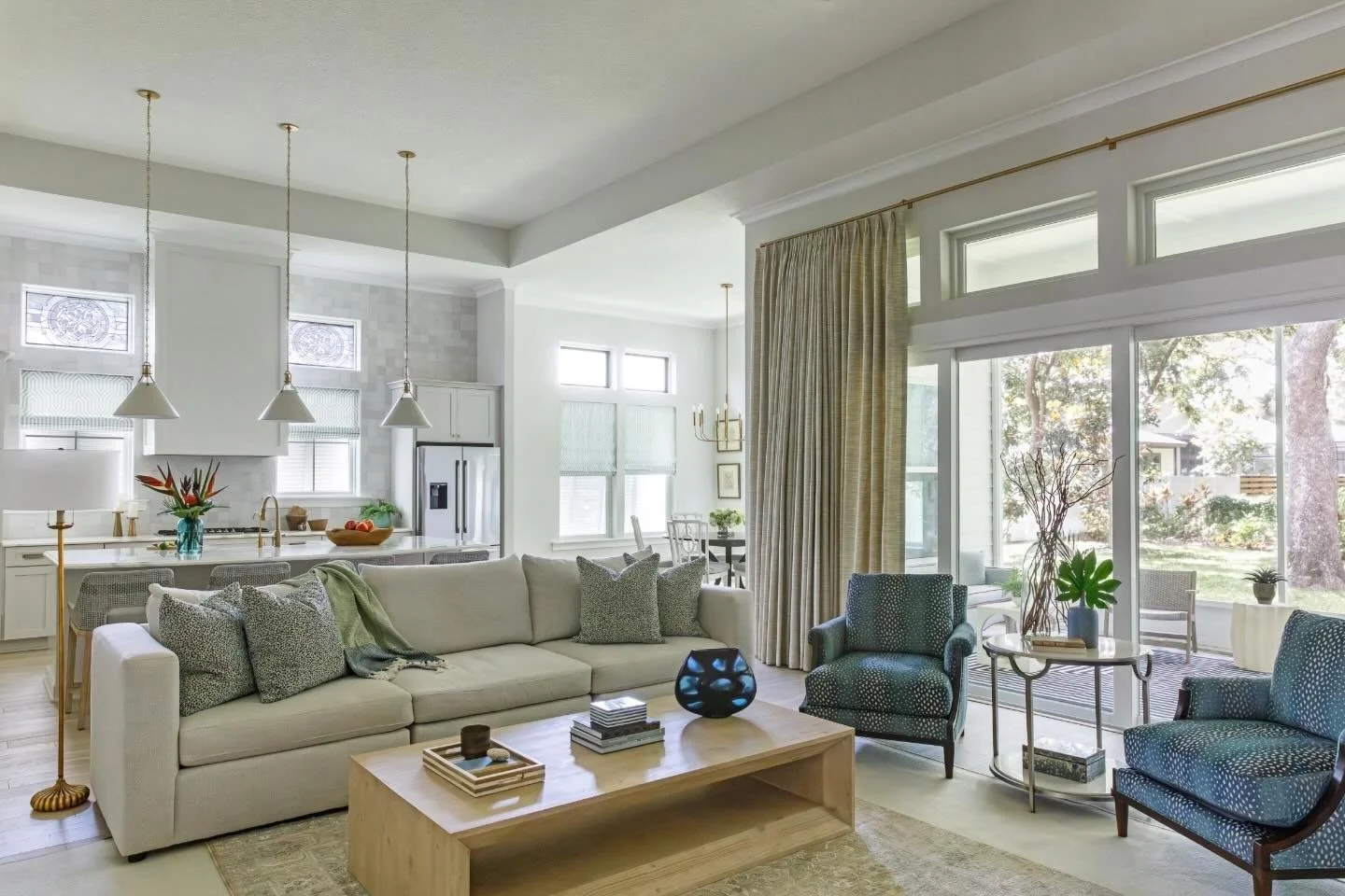 Stepping into a serene oasis where every detail whispers sophistication ✨. This living space effortlessly blends comfort with refined elegance, creating the perfect retreat. Who else is dreaming of a space like this to unwind and recharge? 

Photo: @