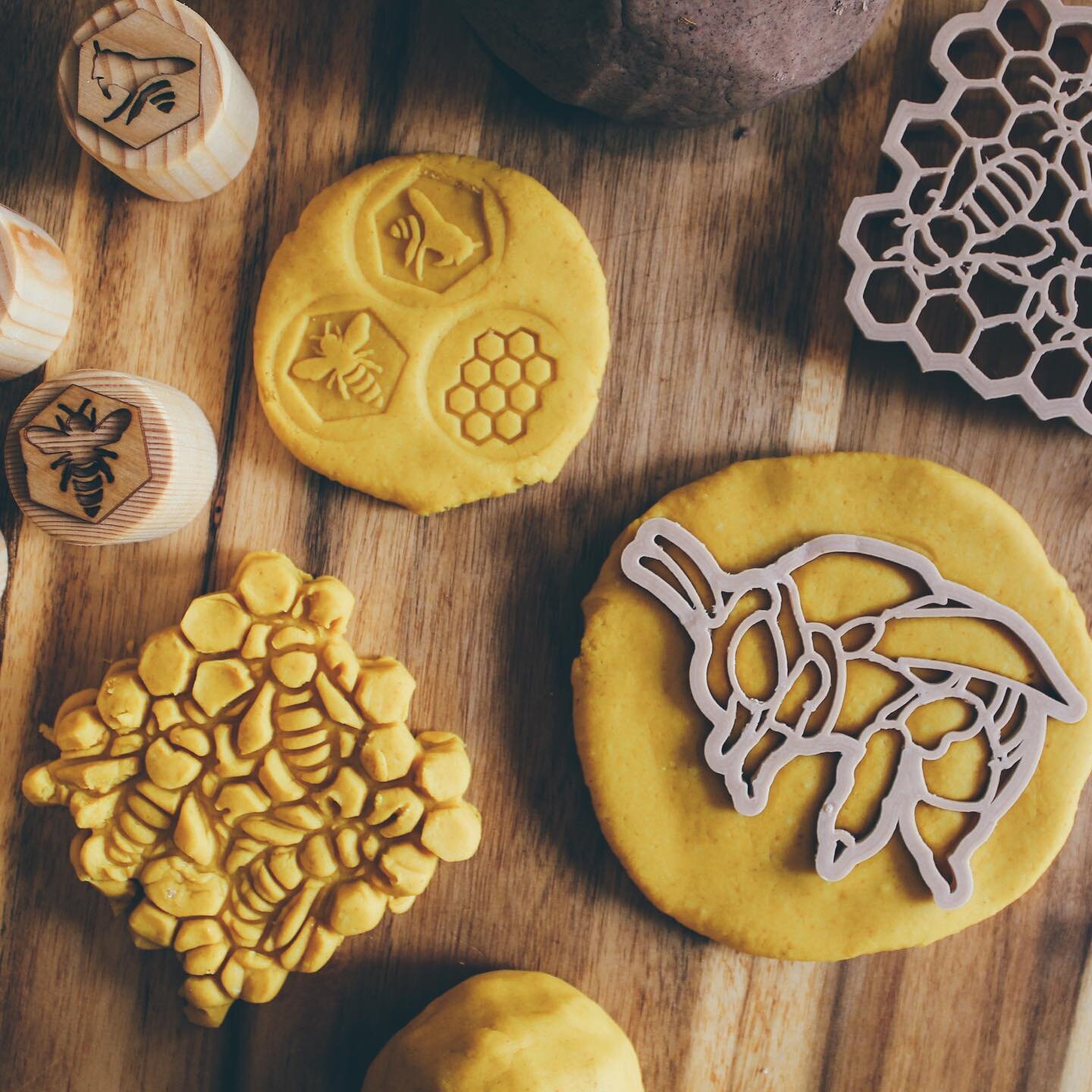 Time for a fresh batch of play dough! We used turmeric to colour the yellow and cinnamon, nutmeg and allspice to colour the brown. The smell is divine ✨
🌳
My 3.5yr old is obsessed with insects at the moment. He would be outside 24/7 hunting for bugs