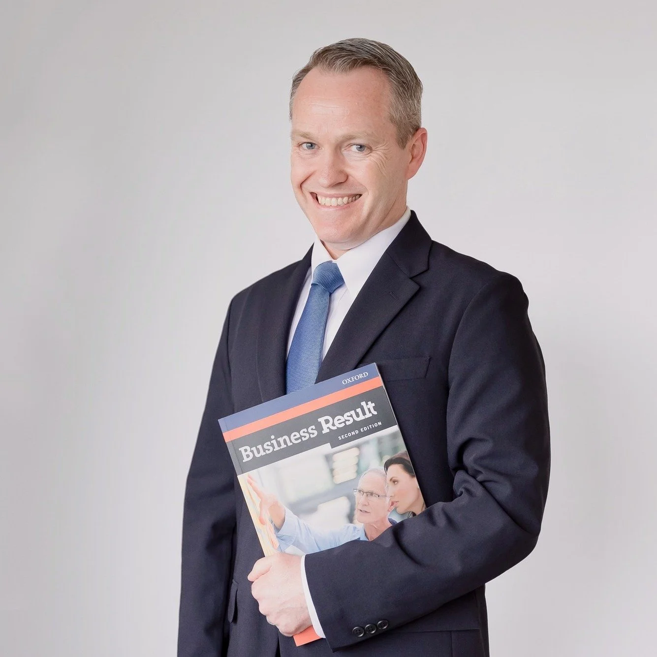 Meet our team!💁

Travis先生🇦🇺

英語教育経験：20年以上

出身地：ゴールドコースト・オーストラリア

好きな食べ物：ミートパイ

好きなバンド：フー・ファイターズ

好きな映画：ザ・ビッグ・ショート

趣味：ランニング、ゴルフ、スポーツ観戦

好きな言葉：
&ldquo;Give a man a fish, and you feed him for a day. Teach a man to fish, and you feed him for a lifeti