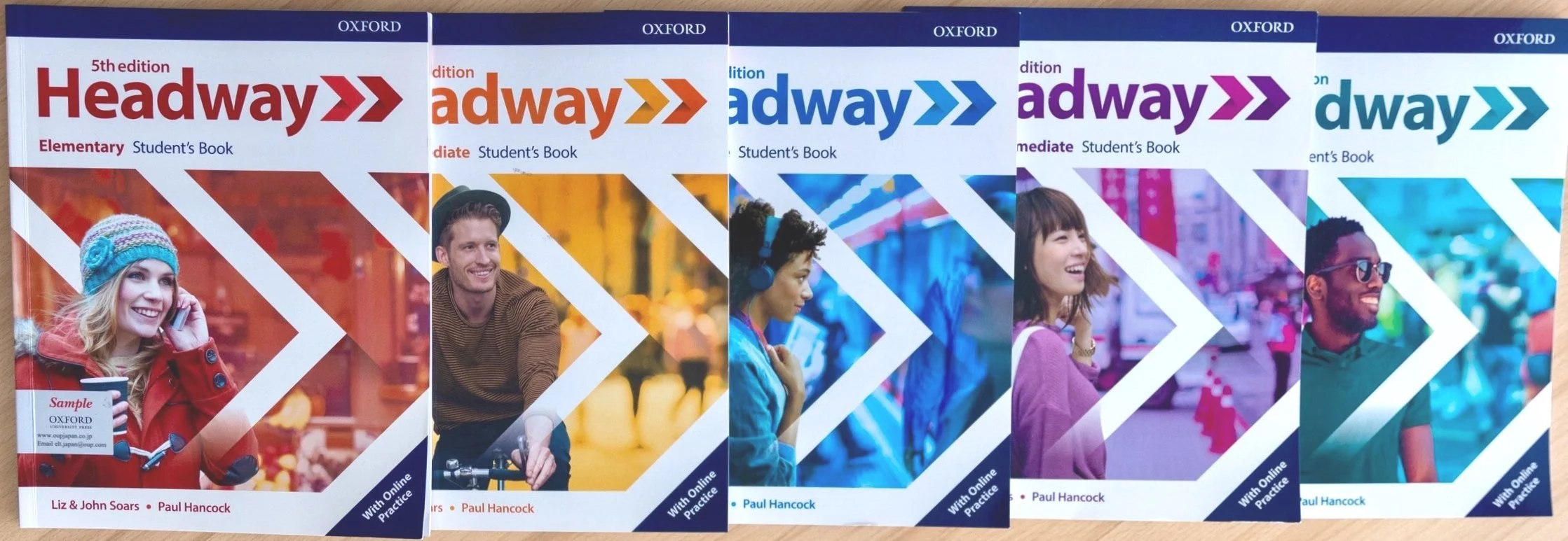 5冊の『Headway』英語教科書が並んでいる画像。