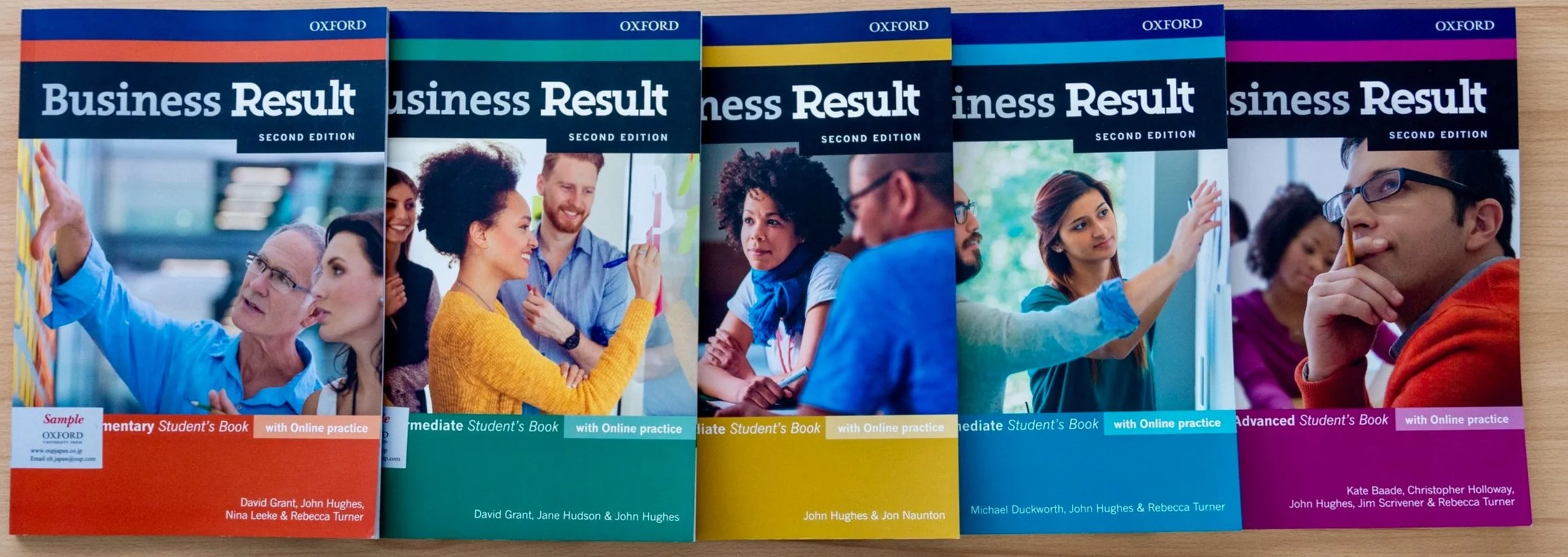 5冊の『Business Result』第2版の教科書が並べられている。