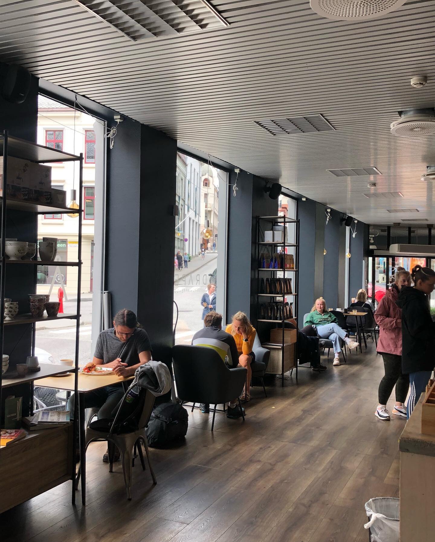 Did you notice our little makeover? We LOVE it. The dark frames around the windows lets the light ☀️ in in a much better way. And thanks to an amazing &laquo;friends crew&raquo; this was all done on a Monday night after closing hours! Thank you, @jon