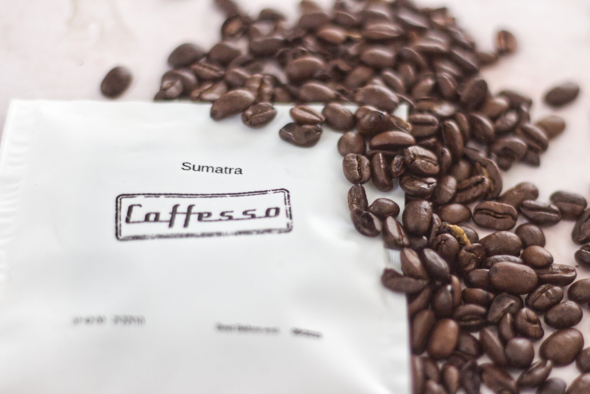 From Sumatra, the largest island in the Republic of Indonesia and packed full of Typica, Linie-S, Caturra and Catimor varieties of Arabica bean. The distinctive processing method of Gilling Bash defines this Sumatran profile. ☕

 #coffeebag #coffeeba
