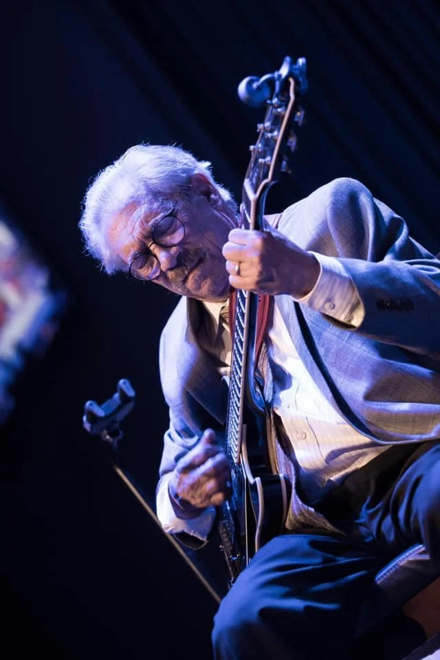 photo of jimmy bruno playing guitar