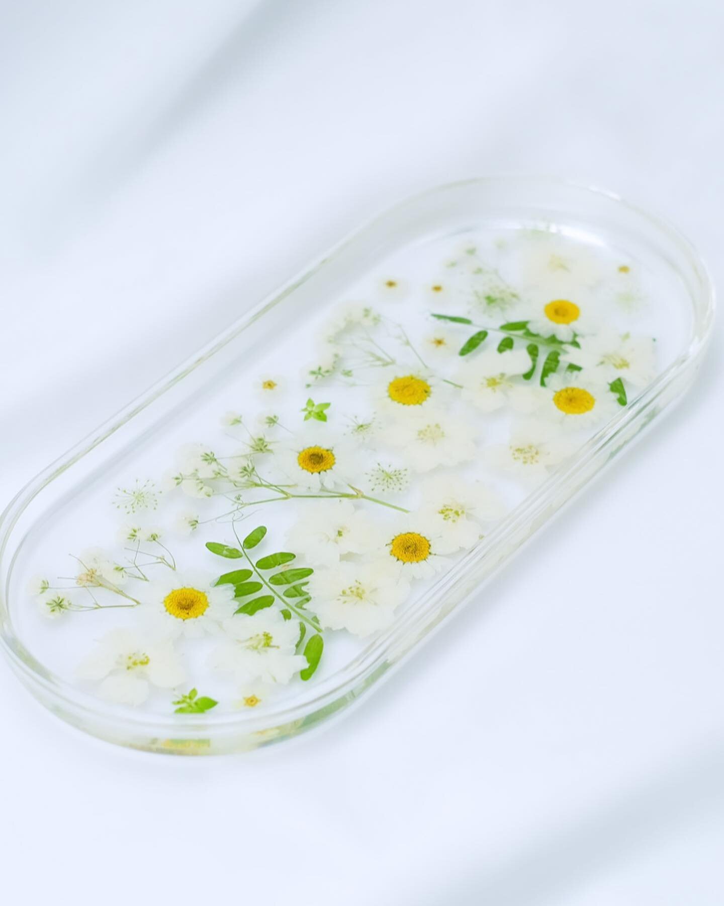 Add a touch of natural beauty to your home with this stunning handmade resin oval tray. ✨✨✨

Real dried pressed white flowers and leaves are carefully arranged within the tray, sandwiched between an acrylic base and top layer of clear resin for a hig