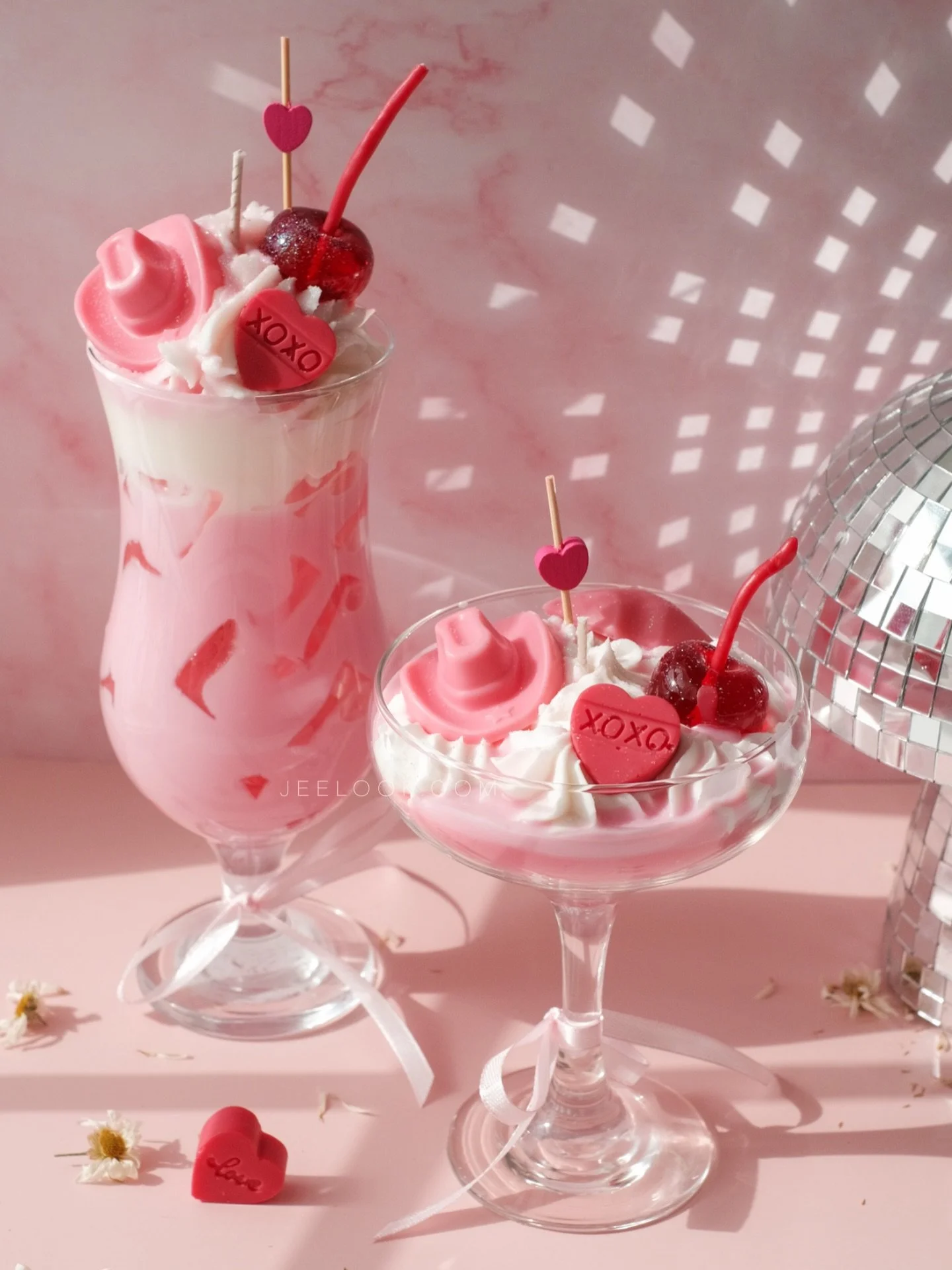 🥂 Meet your new Valentine crush&hellip; Cowgirl Valentine Sip! 💋

Hand-poured in hurricane (13.5oz) and saucer (7oz) glasses, each candle is topped with whipped cream, gel-wax cherry, cowboy hat, heart XOXO, lips, heart stick, and glitter ✨. Sweet,