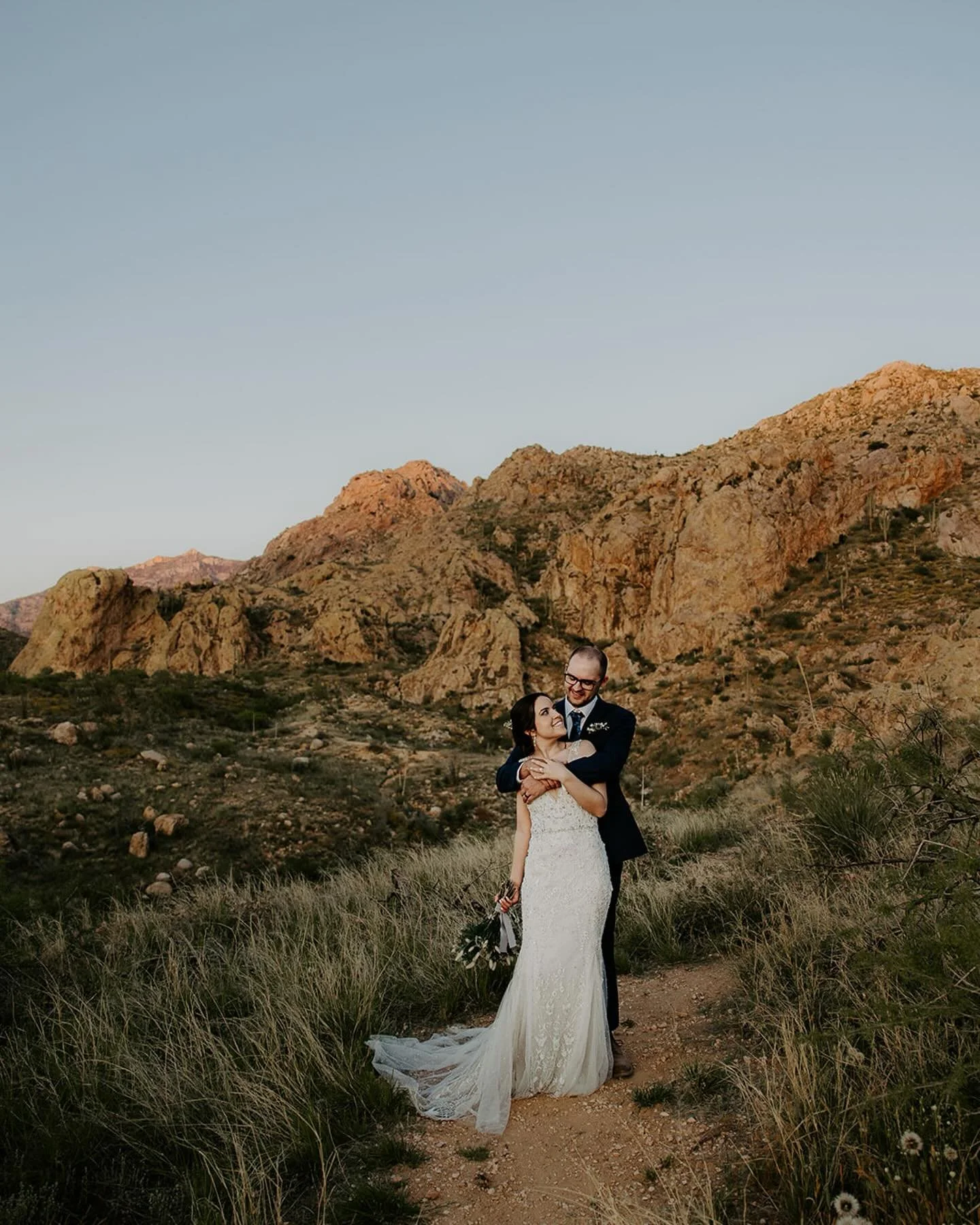 Erica and Aidan’s Catalina State Park elopement was filled with intentional, heartfelt moments — handwritten vows, a desert sunset picnic, and a quiet bench to sit and soak it all in. 🌵🖤
And of course, their beloved cat wasn’t fa