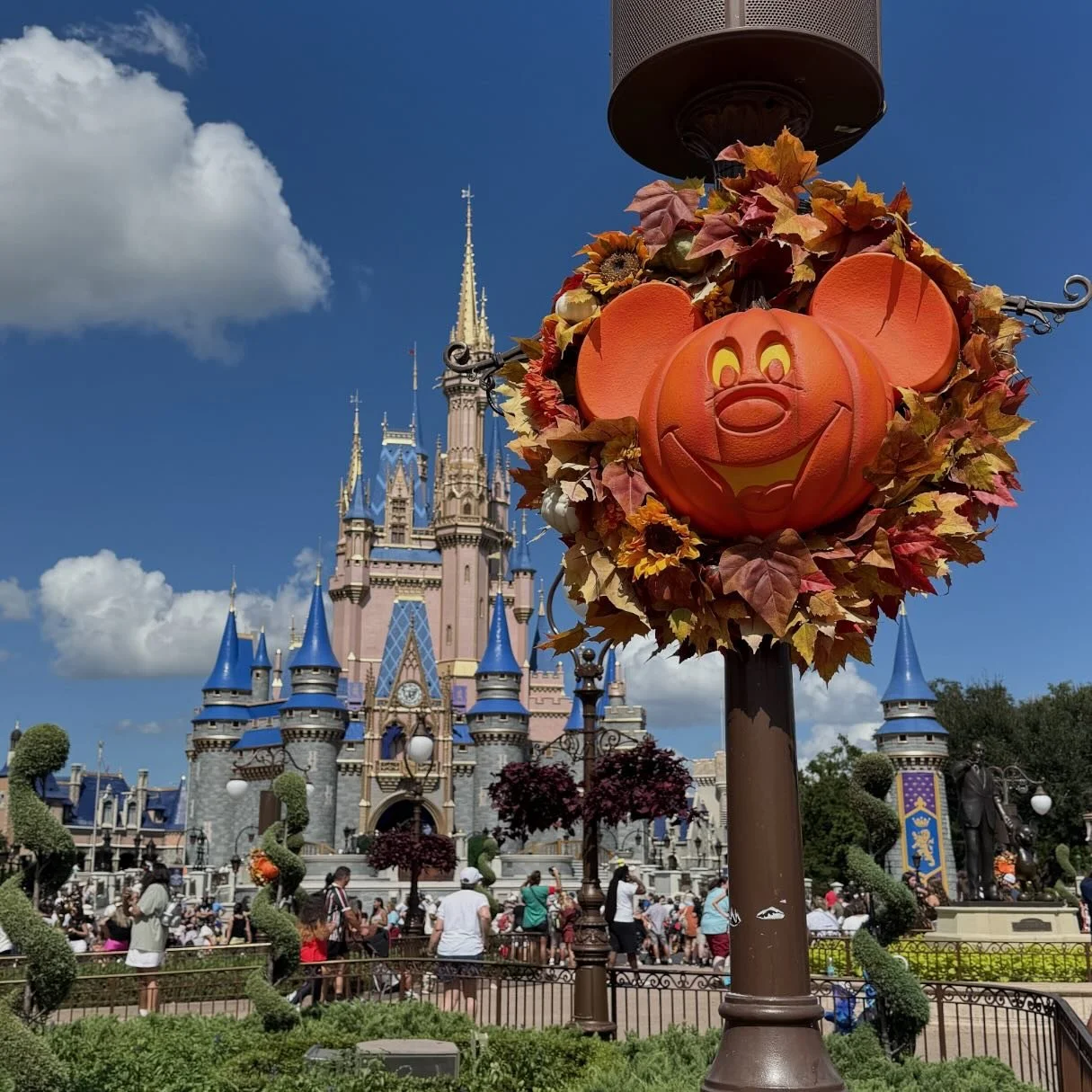 Spooky season at Magic Kingdom! 
#wdw #thealtemlife #magickingdom #disney #fall