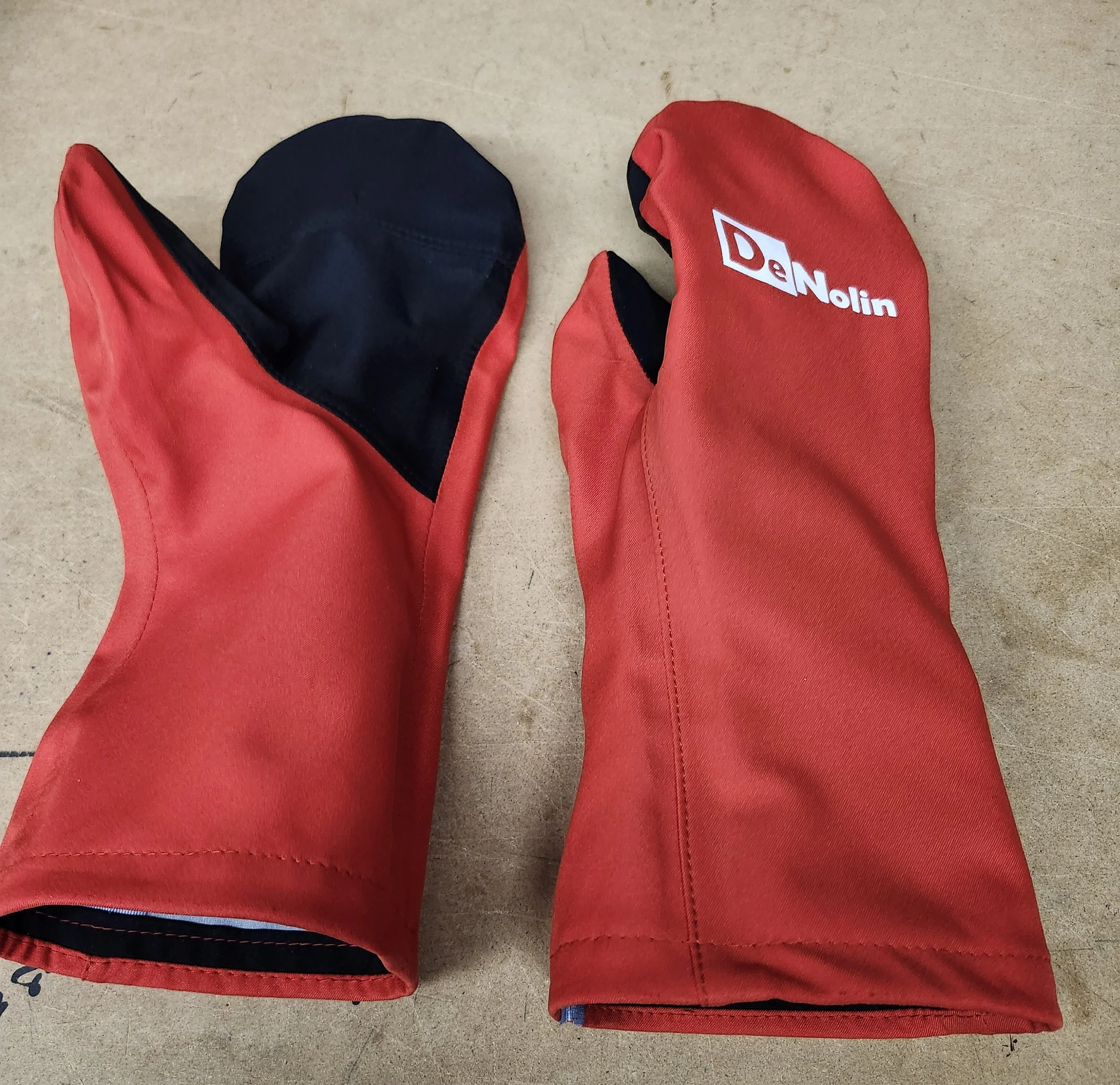 sur-mitaine rouge denolin nouvelle.jpg