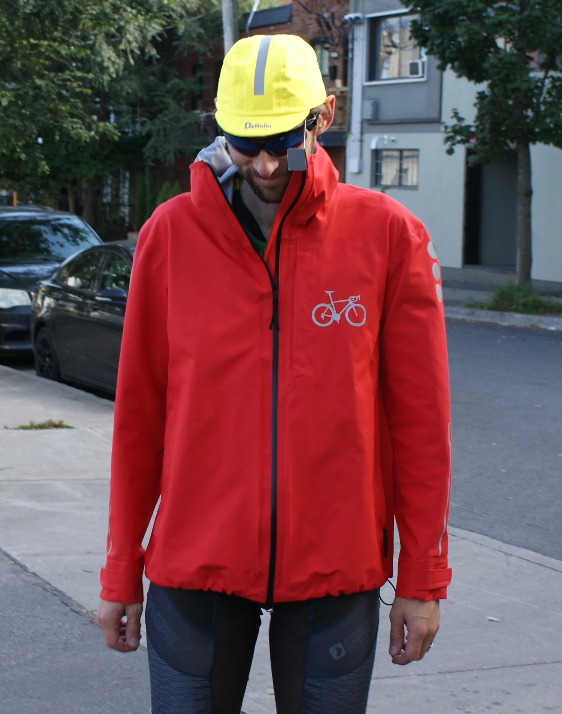 manteau costaud et casquette jaune.JPG
