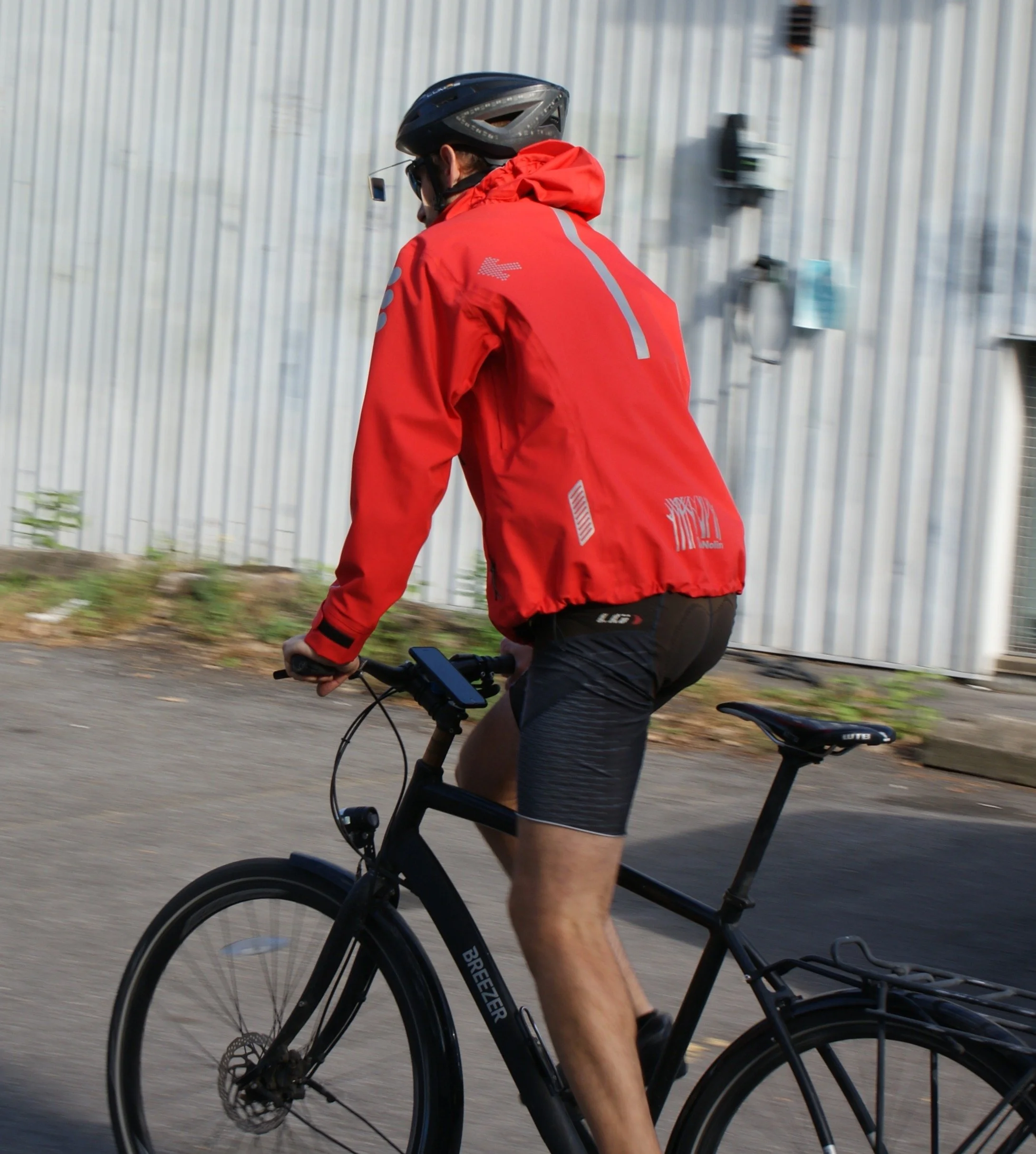 manteau rouge costaud et vélo.JPG