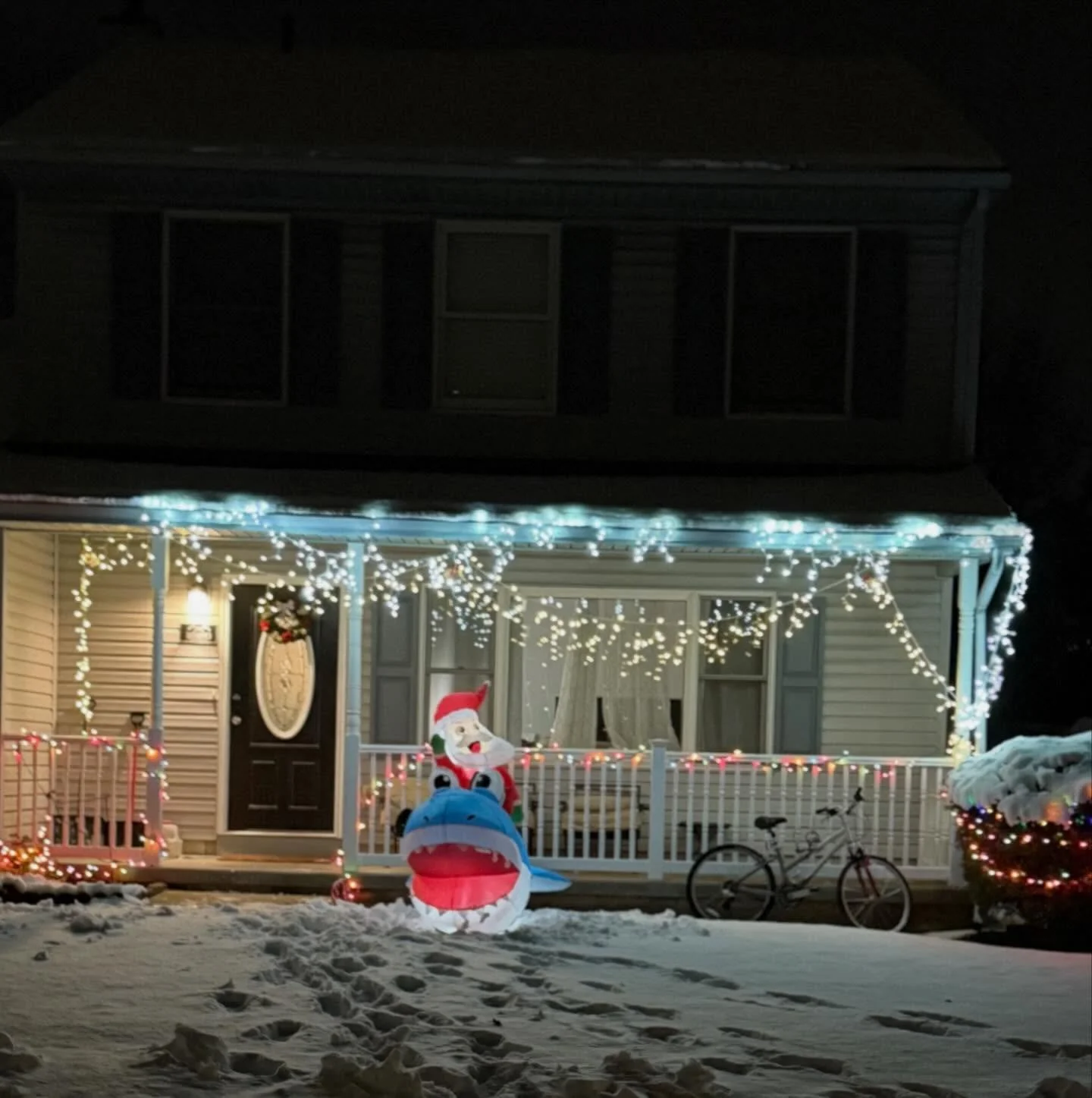 Alright! It&rsquo;s time to vote for your favorite decorated house! Only one vote per person! Comment the number based on the slide selection of which house you like the best! 🎄👏🏼