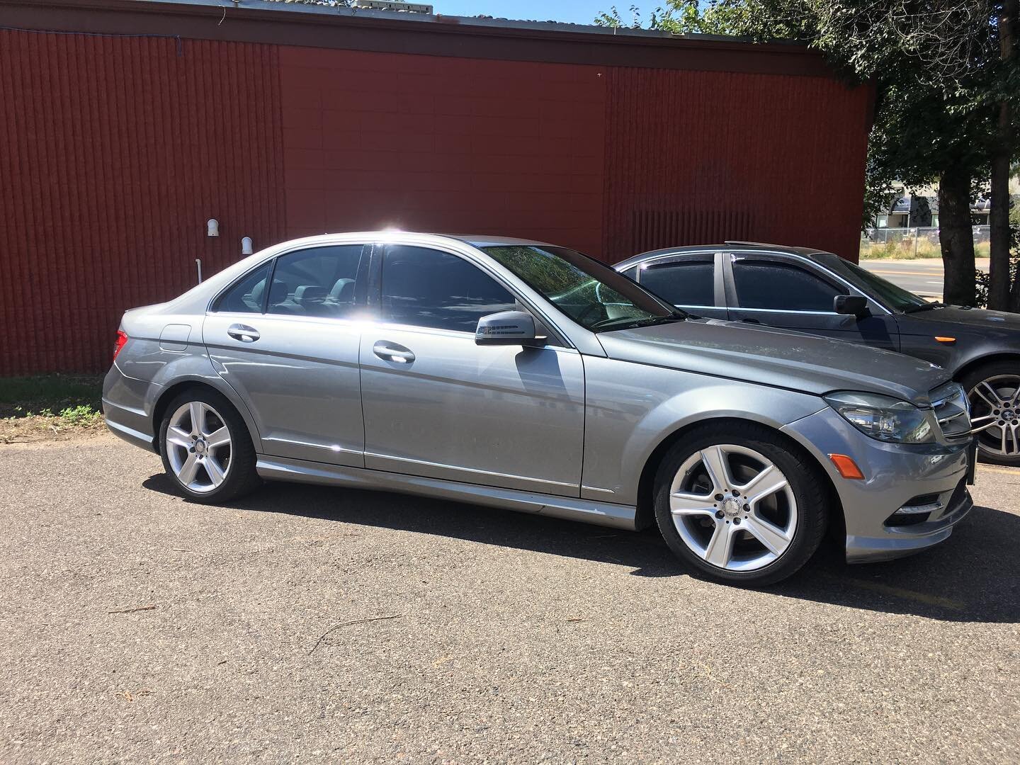 Today we did a remove and re tint on the Mercedes c300, front bumper ppf on the caddy, front bumper ppf on the Silverado, standard bra and front 2 match on the Hyundai Tucson. What do you think?
.
.
.
.
.
.
.

#mercedes #mercedesbenz #benz #van #spri