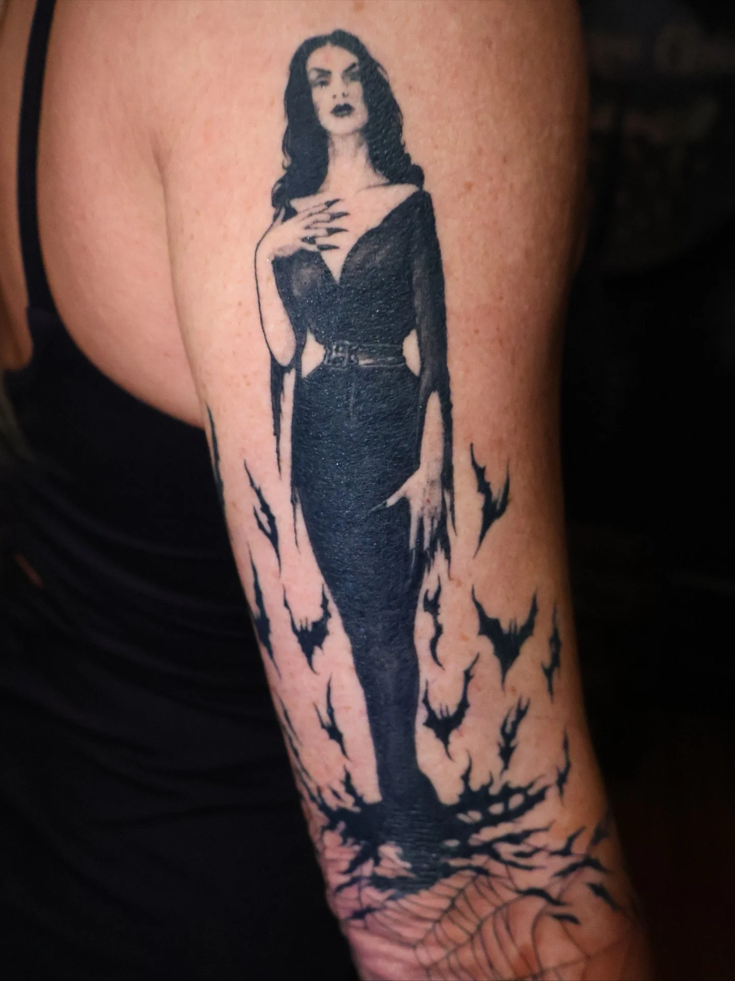 Healed Vampira (not Morticia&hellip; though I would LOVE to tattoo Tish, cara mia!! 😍🥰) annnd we&rsquo;ve got some fresh webs in there. Halloween portrait sale going for a few more weeks!! Don&rsquo;t miss out!