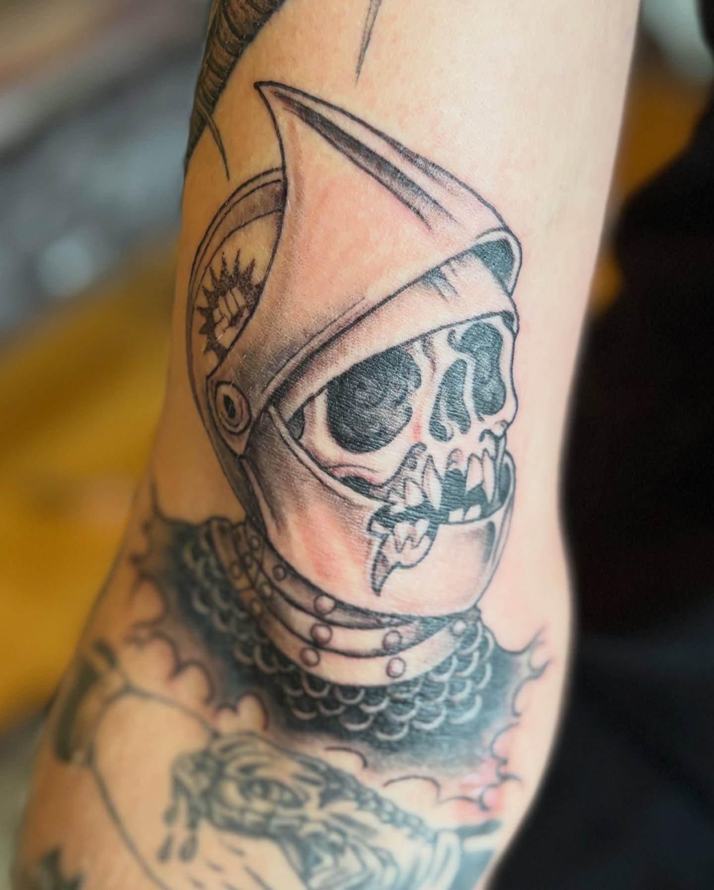 Bold one for the books! Knight skull with a helmet and did you notice there&rsquo;s a little magic the gathering emblem on the helm?!?!? Always nerdy and proud! Thanks @dudesweettt