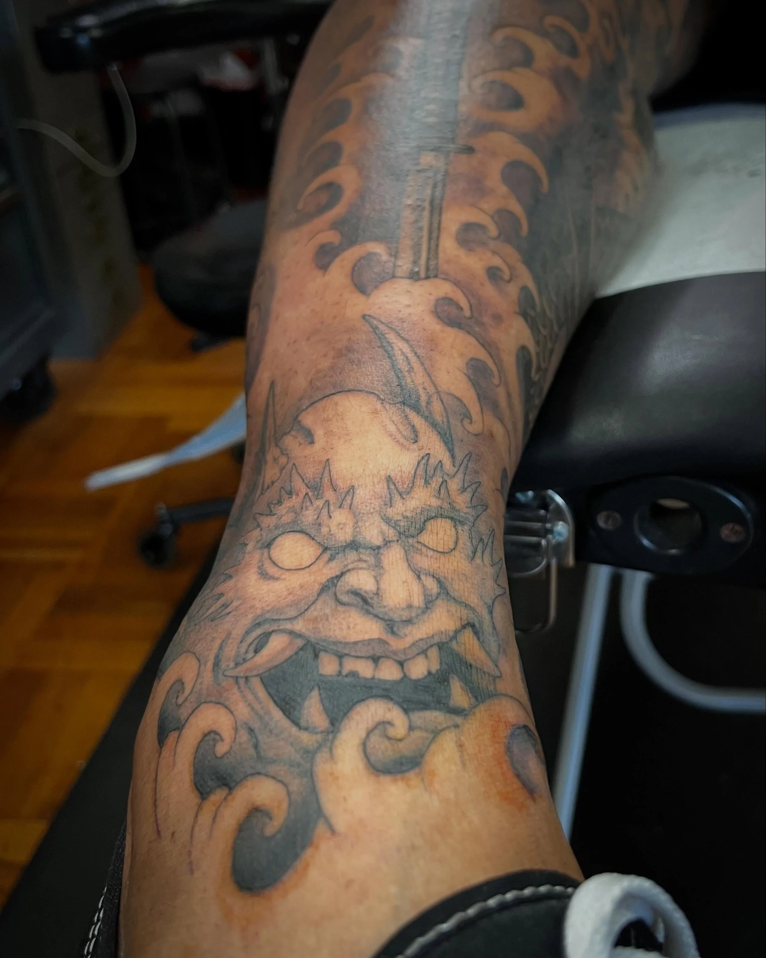 Some progress on Kenly&rsquo;s dragon leg sleeve. As you can see he is so tall that his leg hangs a good foot off the massage table so we&rsquo;ve got enough skin here to be busy for a minute. But he sits like a rock and we&rsquo;re flying through it