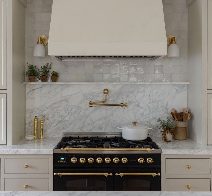A little bit of natural materials and a sweet little kitchen moment for your Friday scrolling. 

Design: 🙋&zwj;♀️
Styling: @whitneyrosefecteau 
Photo: @nicolediannephoto