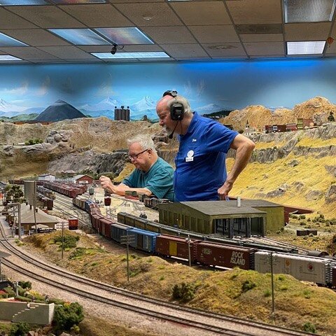 Running trains at Wishram yard!  #cgmrc #hoscales #hoscalelayout #hotrains #hotrain #cgmrc  #pdx #portland  #modelrailroading  #layout #toytrains #supertrees #hoscaletrack #modelrailroader #railroad
#hobbyist #hoscale
#train_nerds
#modeltrains