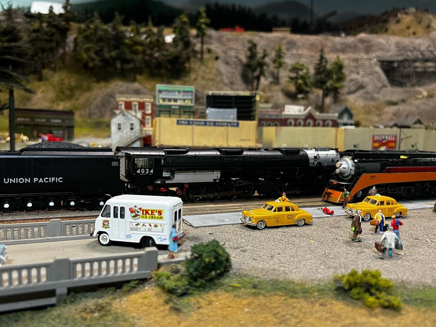 The big boy in the daylight meeting up at Hood River at the @columbia_gorge_model_railroad  #cgmrc