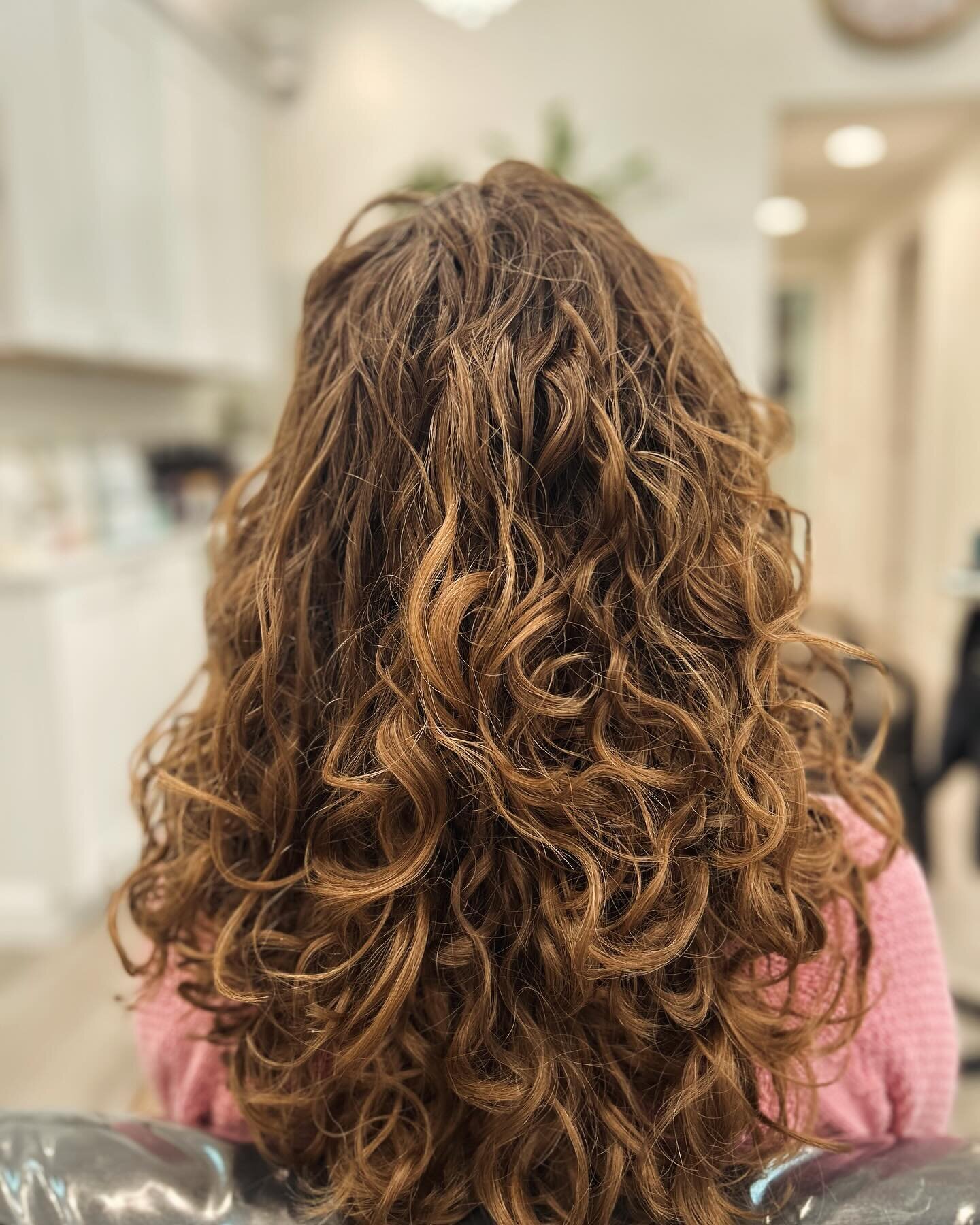 Who doesn&rsquo;t love a good #curlycut 

✨Both these beauties came in needing a healthy cut. We did a dry curly cut on both gals. I used all @davinesofficial @davinesnorthamerica products
#davineslovecurl 
#davinesallinonemilk 
#davinesmoreinside 

