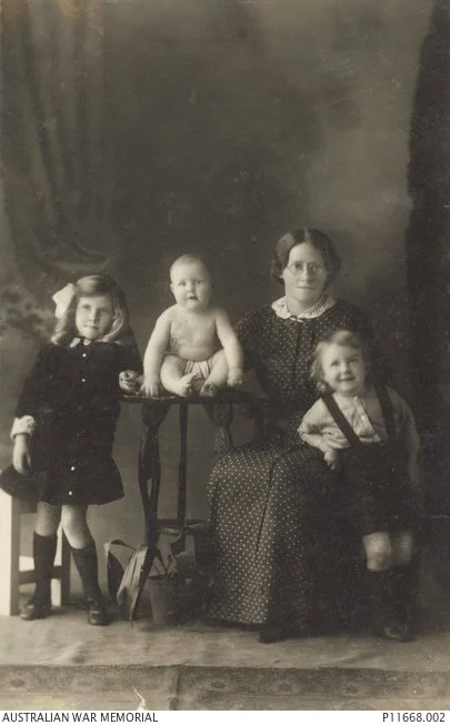 George Simmons' family. c Sep 1917