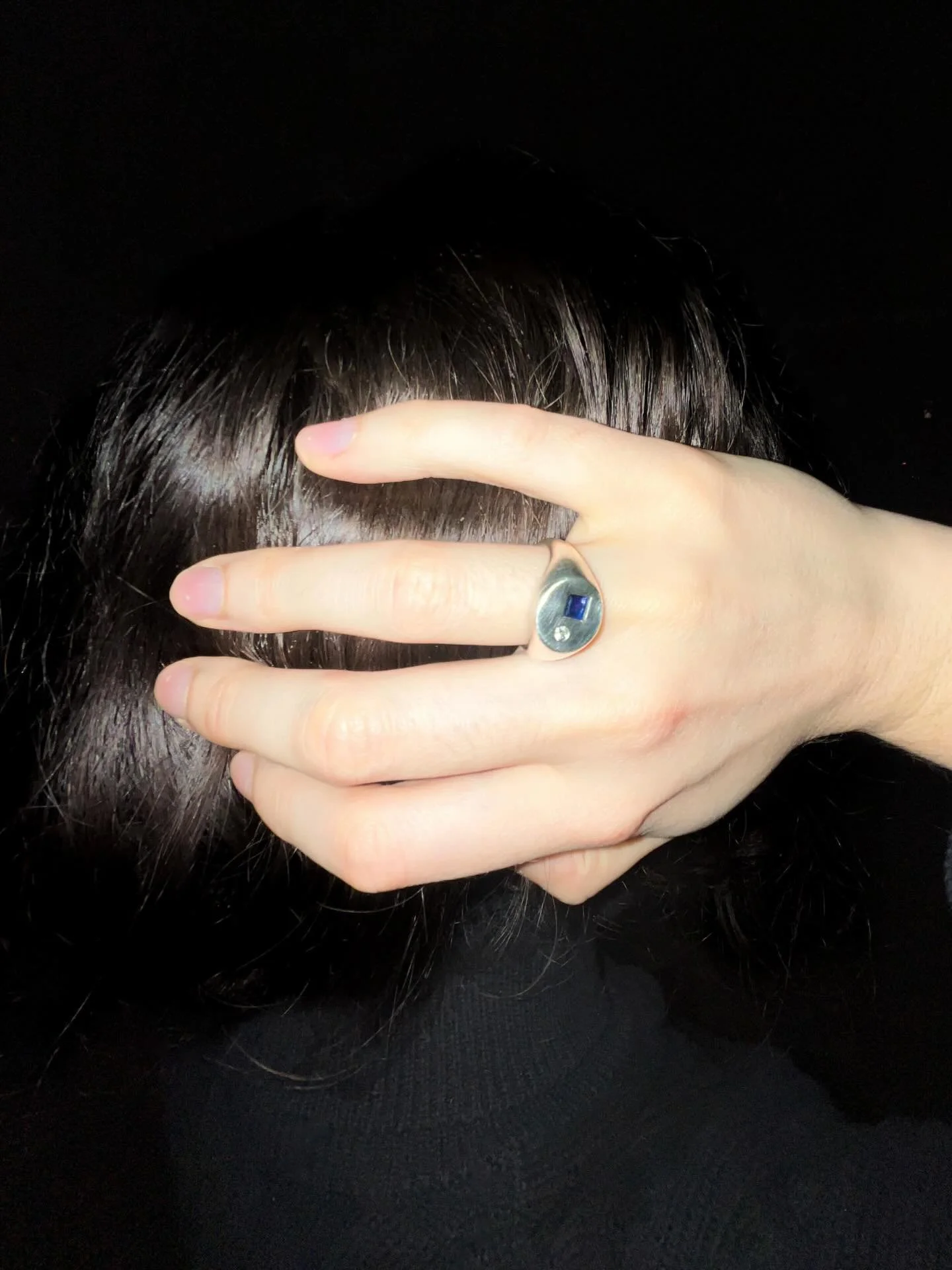 The Sol signet in brushed silver, set with a blue sapphire and diamond.
A piece of slow jewelry, carved from wax and finished with selected stones.