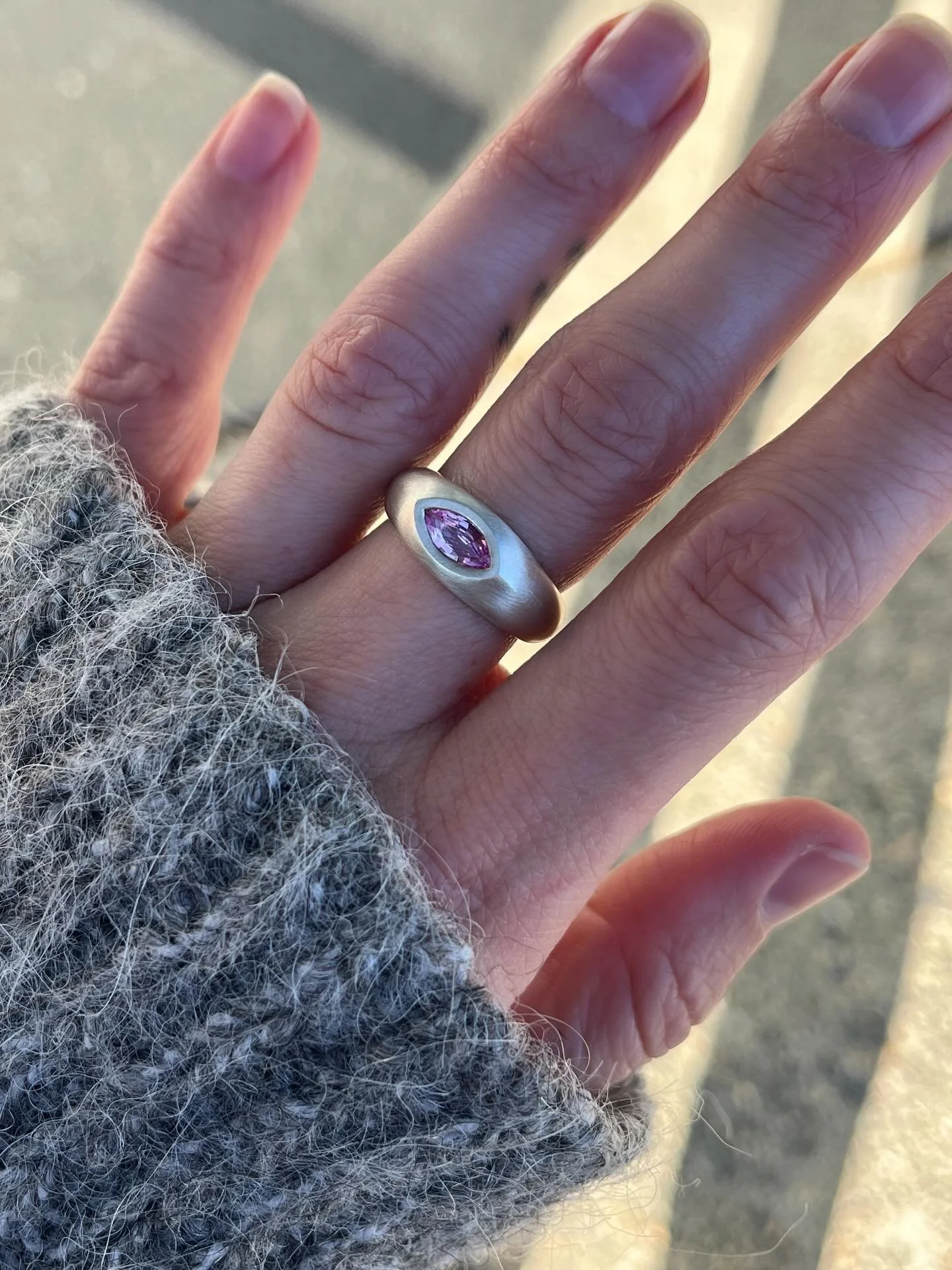 Ray signet with its 0.5ct natural pink sapphire.
Brushed silver, one of one.
Available