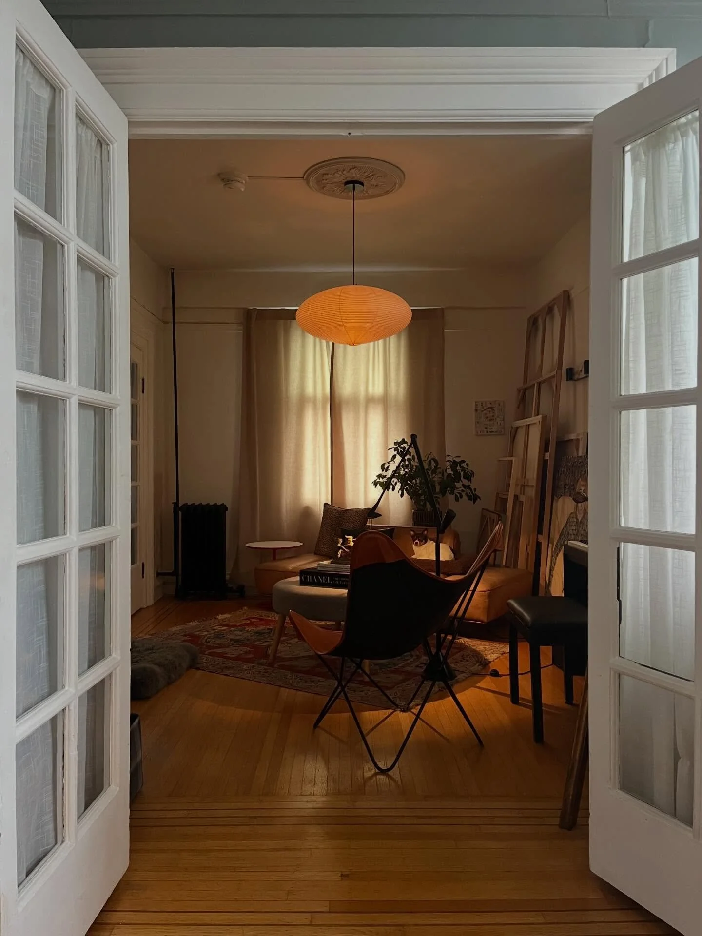 Just moved into a new studio.
It already feels like it has a good spirit,
looking forward to what comes out of it!
And a skeleton for anatomical drawing, my studio mate