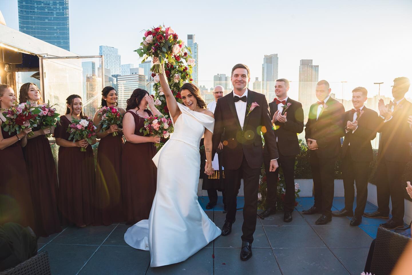 Throwing it back to this beautiful NYC rooftop wedding 💖

📸: @artlook_us 
🎶: @beattrain 
💐: @wemakefun 
📋: @elardoevents 
💄: @glamdelivery 
💒: @vistaskylounge