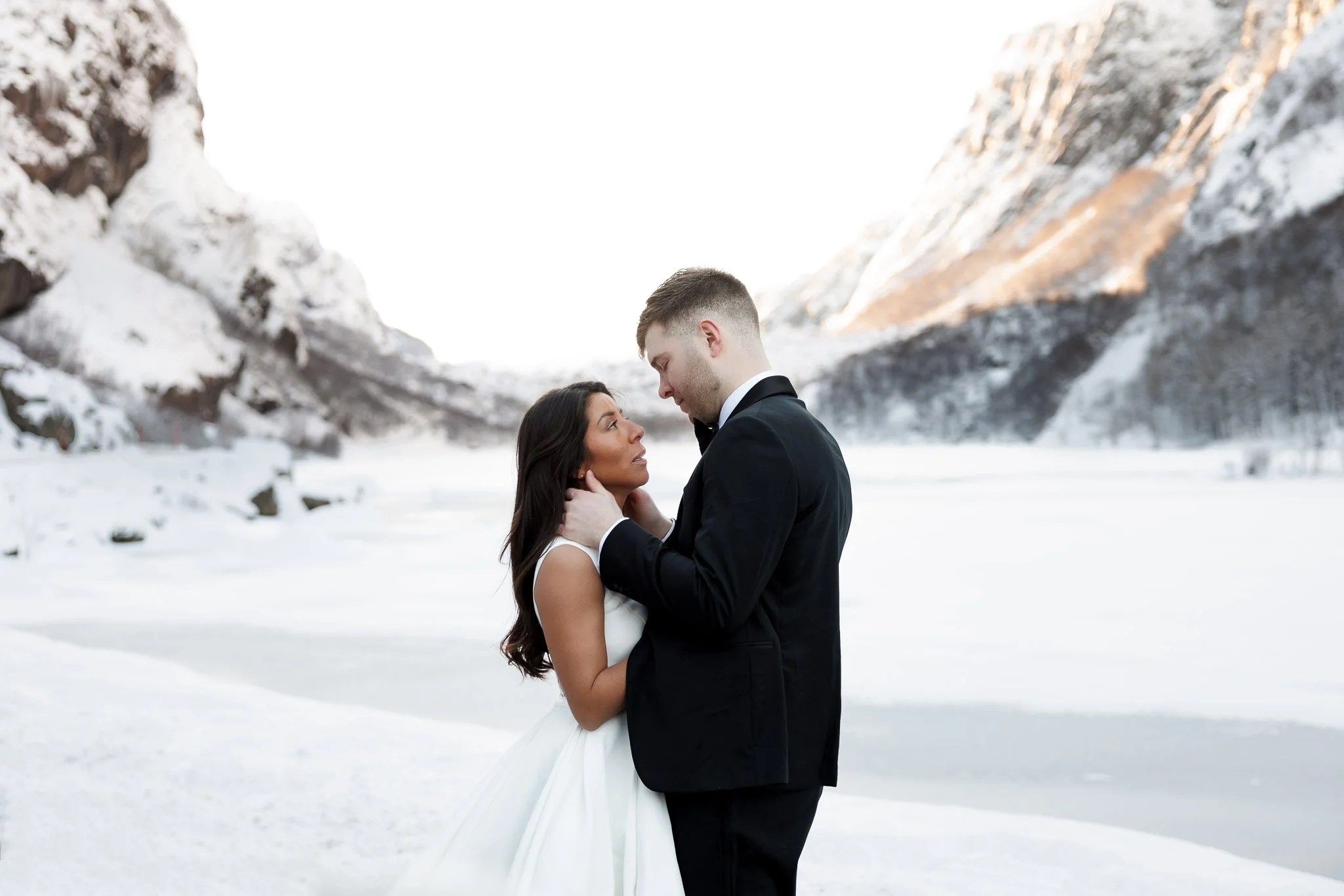 Bryllupsfotograf Rogaland, brudepar snø, Sirdal, vinterbryllup