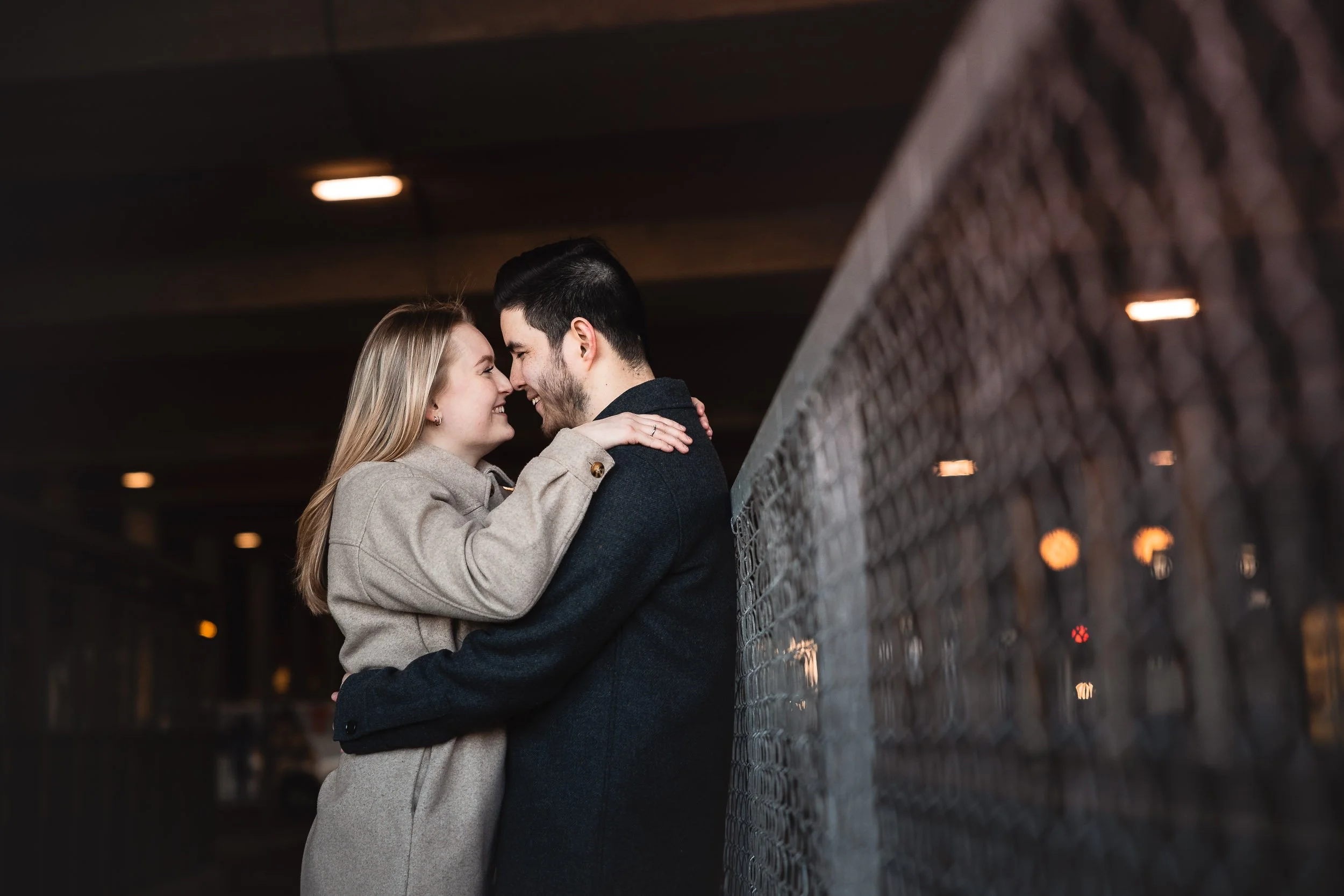 Forlovet par i Stavanger, urban forlovelsefoto