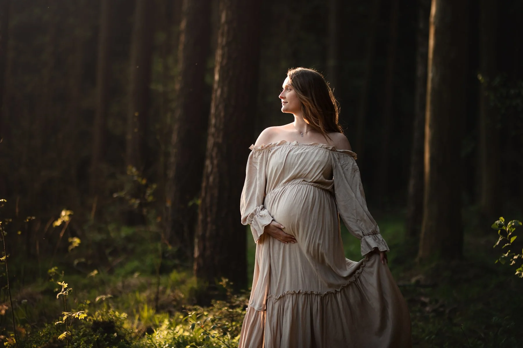 Gravid i kjole i skogen