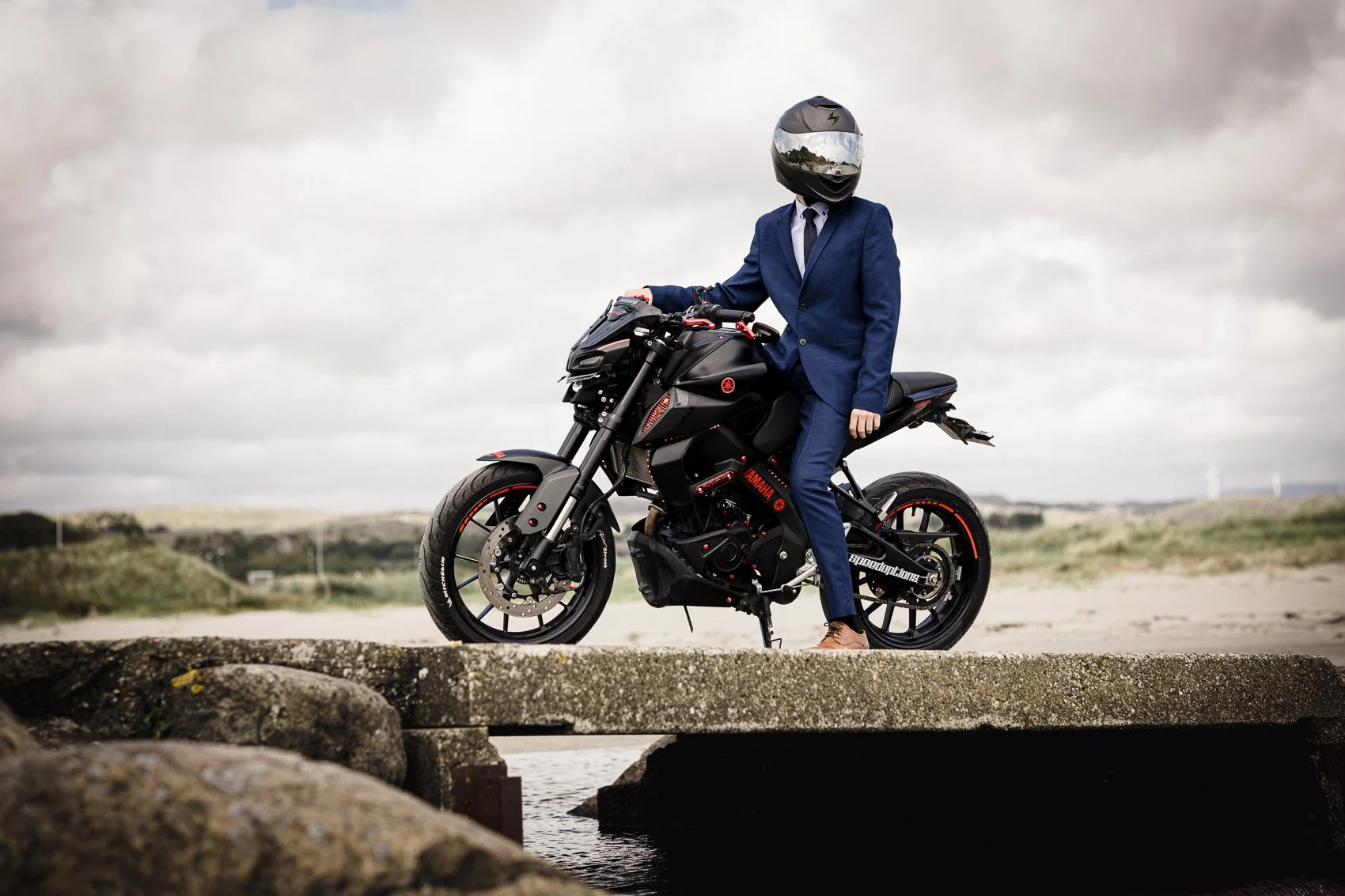 Konfirmant på strand, Brusand med motorsykkel