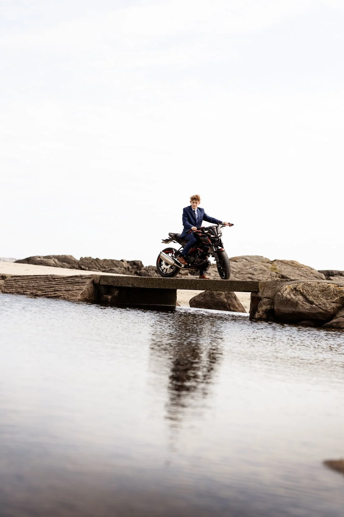 Konfirmant med motorsykkel, strand, jærstrender, bro