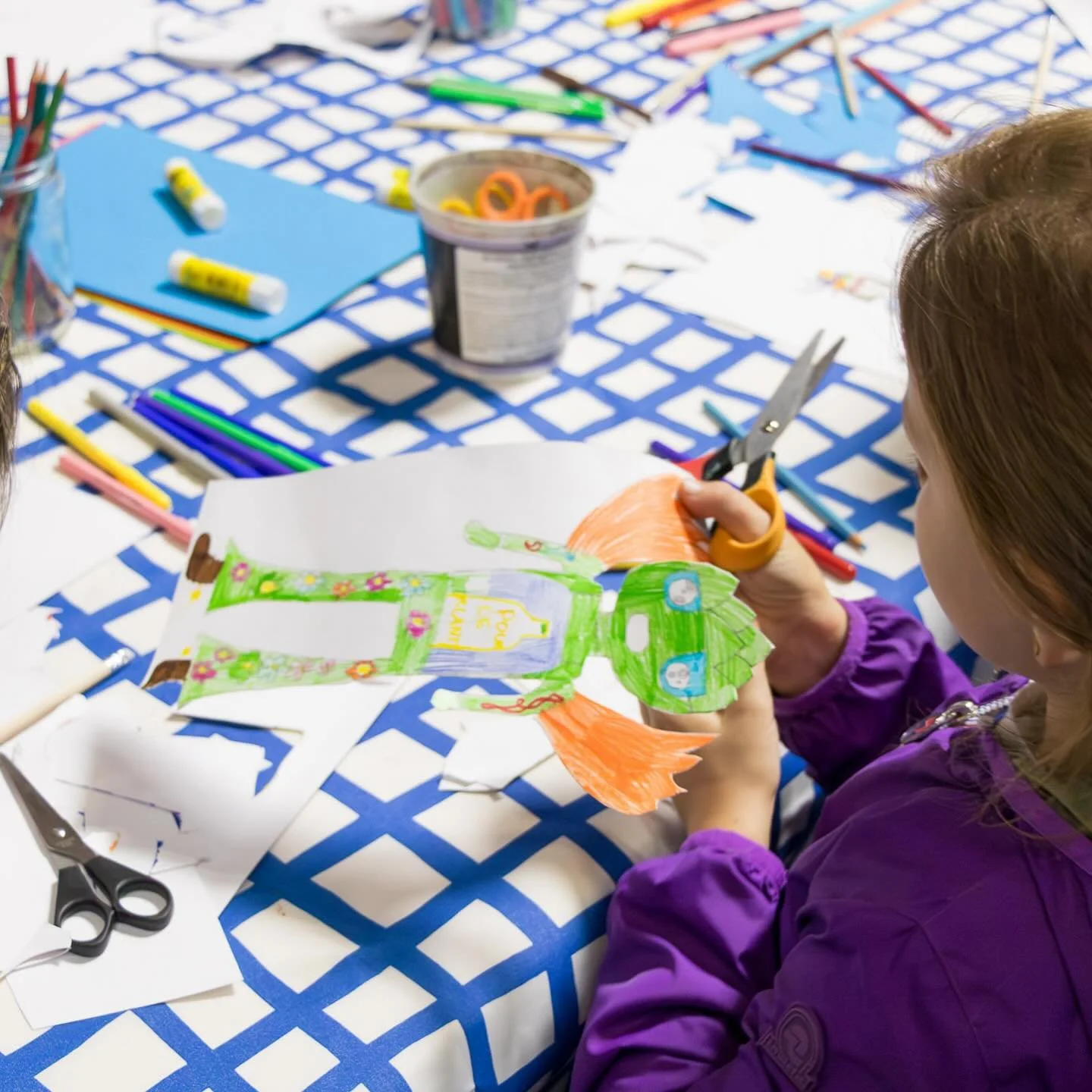 ✂️ Les ateliers surprises et la médiation des expositions continuent à l’espace Saint-Rémi !
✏️Tous les jours et jusqu’au dimanche 28 septembre (inclus), notre super médiatrice Justine et les gribouillistes vo