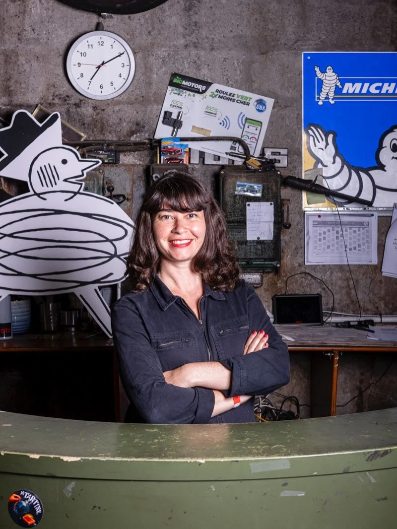 🎄Joyeux No&euml;l et Gros Bisous 😘 
de la part des Gribouillistes !

👀 Mais qui se cache derri&egrave;re toute l&rsquo;organisation de notre association ? Allez on vous dit tout !

1 &bull; Sarah Vuillermoz
Fondatrice et Directrice artistique
@sar