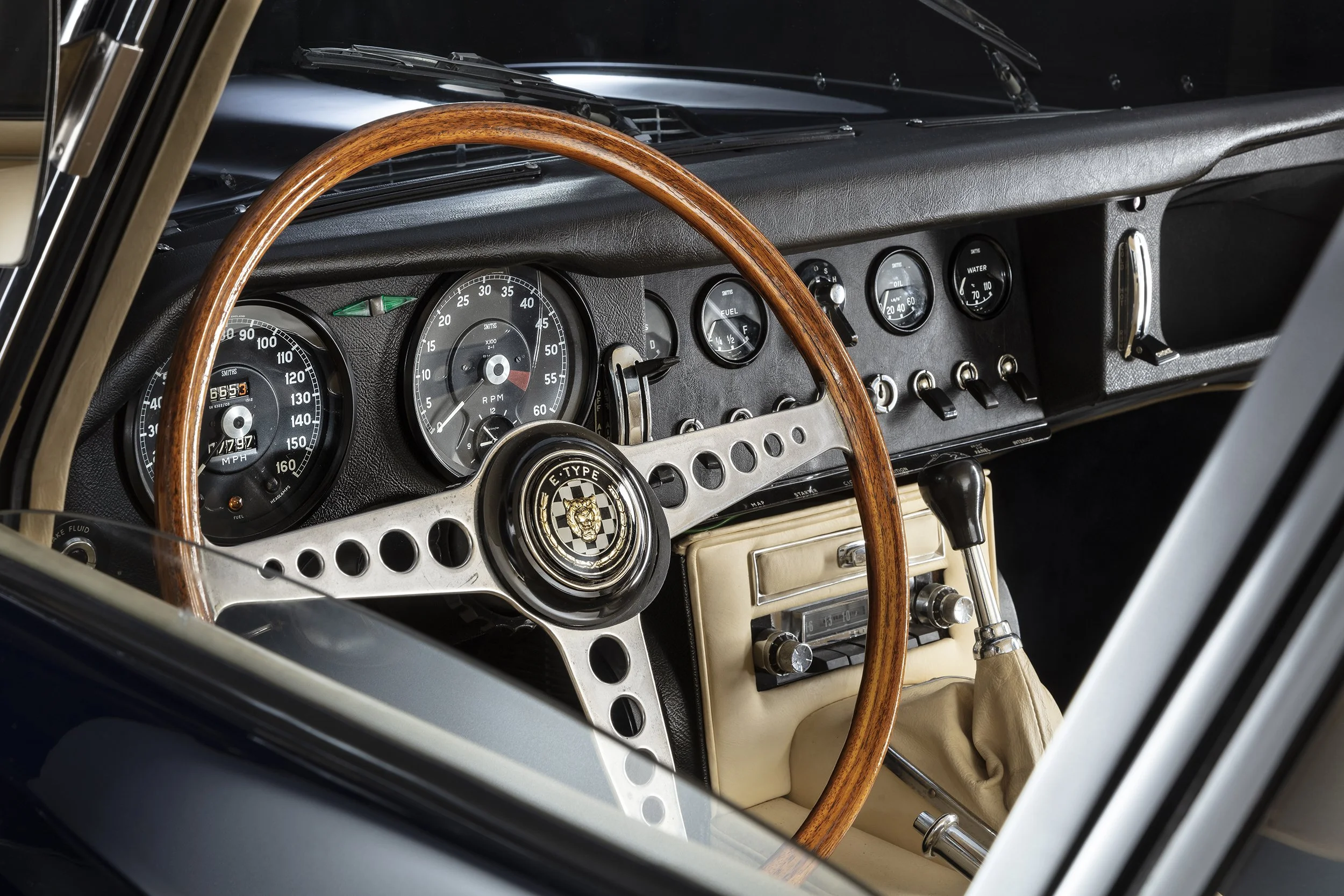 PASSION FOR AUTOMOTIV DELICATES ist ein Fotoprojekt von Titus Bernhard Architekten und Bernhard Rampf Fotograf, das sich mit der Passion fürs schöne Kraftfahrzeug befasst. #jaguar #etype  #jaguarsdriversclub #iconiccars  #concorsodeleganzavilladeste 
