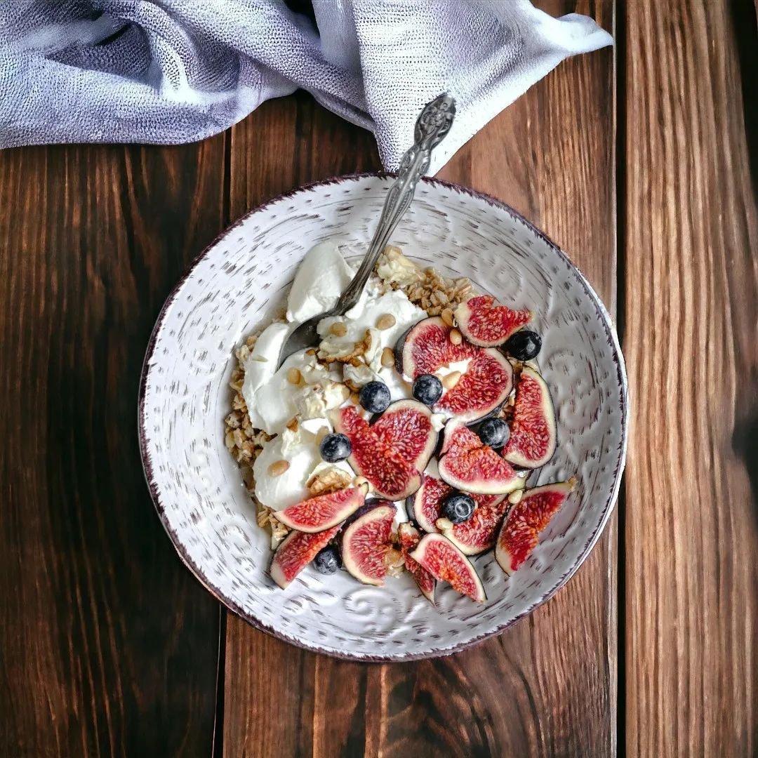 Doing Sunday the right way 👌 A breakfast bowl of dreams with added Ceremonial Cacao for a magnesium boost ❤️
.
.
#ceremonialcacao #cacaolove #foodofthegods #magnesiumsupplement #magnesiumbenefits #magnesiumboost #mushroompowerup #destress #mushroomp