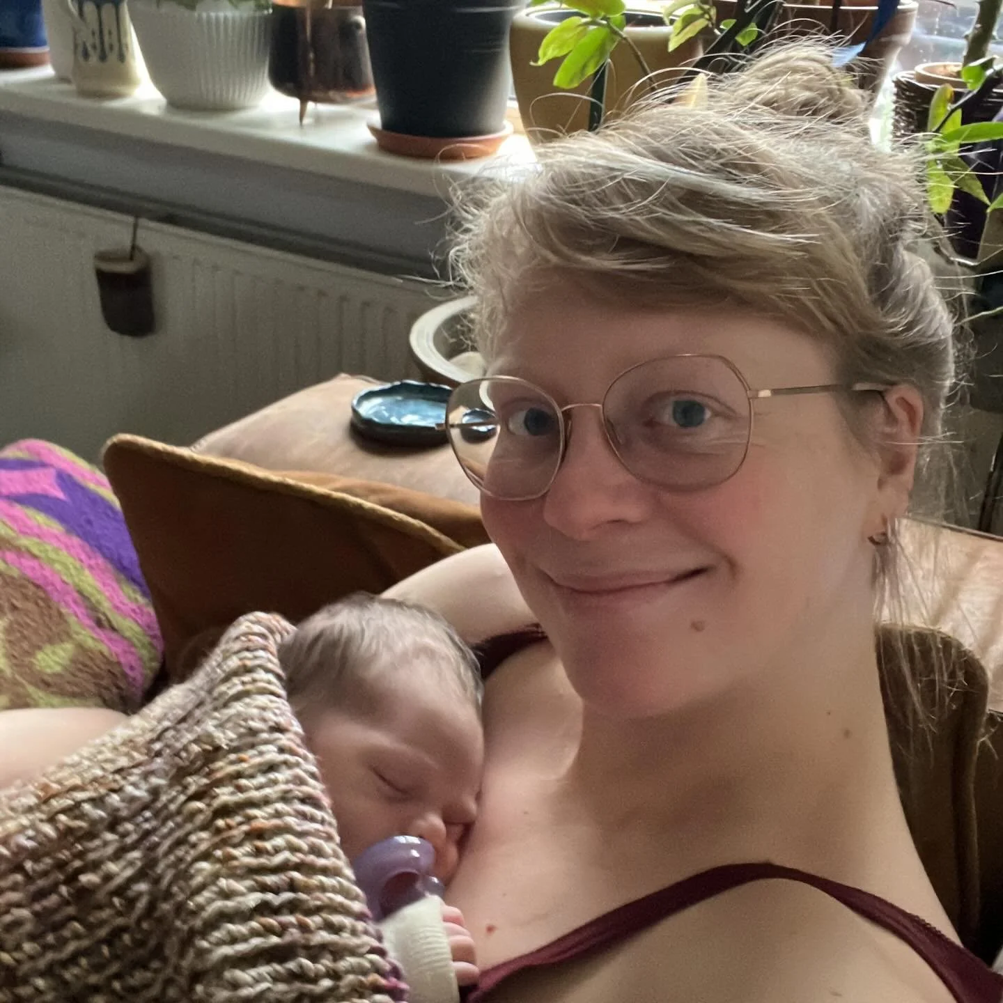 Onze bevalling 🧡

Wat begon als een snelle, natuurlijke bevalling&hellip; liep totaal anders dan verwacht.

Zaterdag begonnen mijn wee&euml;n en ze kwamen meteen snel achter elkaar.
Ik dacht: dit wordt &lsquo;m.

Maar de intensiteit bleef uit.
Wel h