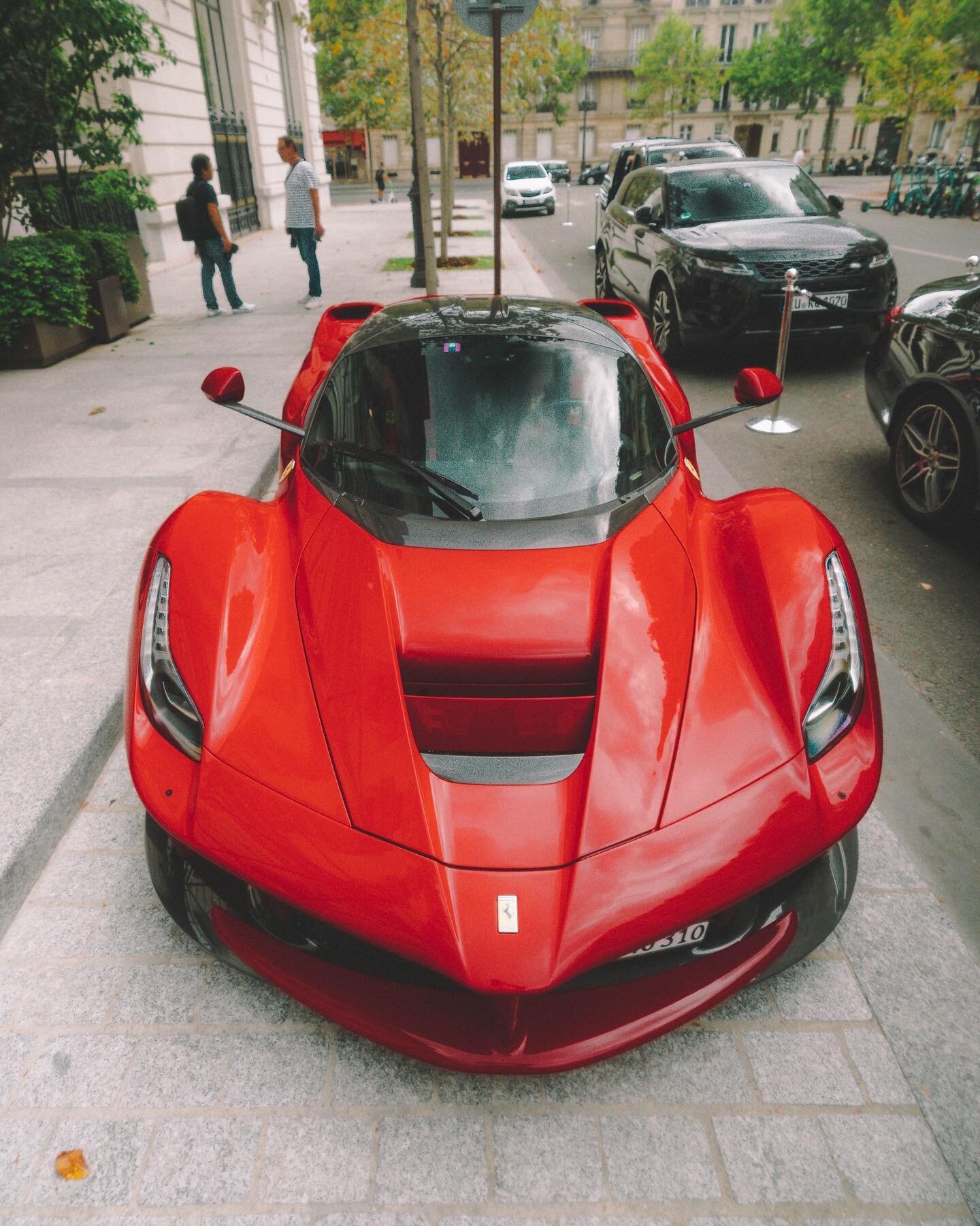 Podr&iacute;a dedicar un post entero al primero y si sabes que coche es y su precio com&eacute;ntalo, &ldquo;Ici c&rsquo;est Paris y sus coches, con cual te quedas?💔. 

(Y no entran todos, check el resto en stories😳).

#avengers #ferrarilaferrari #