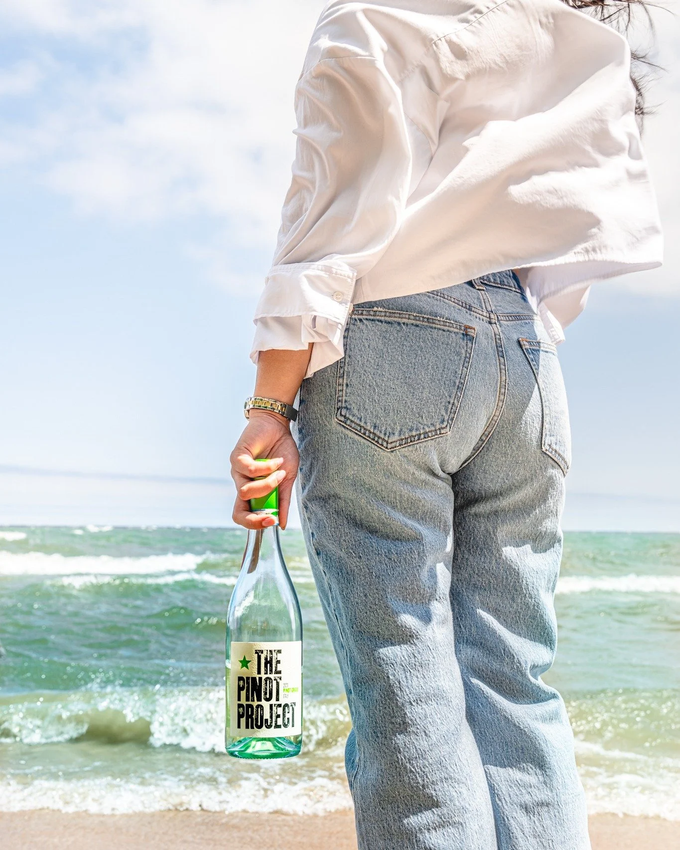 Turns out white wine&rsquo;s having a moment again &mdash; and Pinot Grigio is leading the way. Light, crisp, and perfect for a day by the water 🌊✨