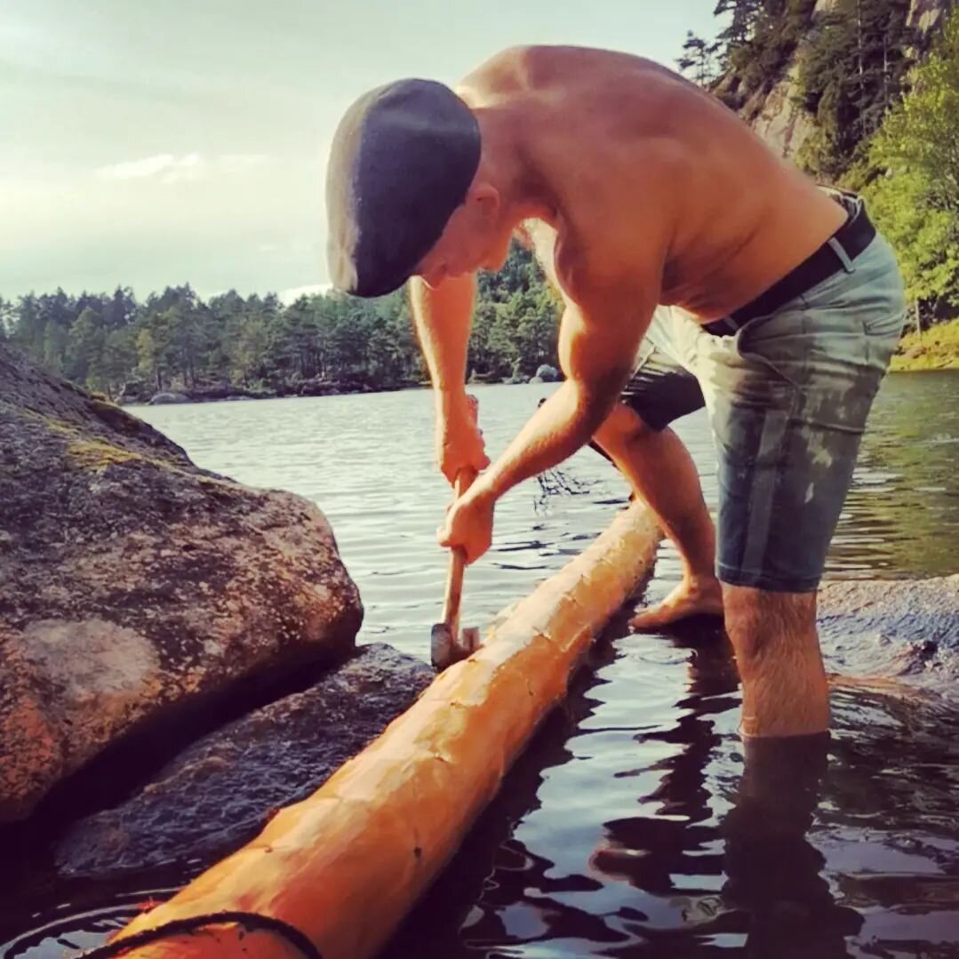 Hugger bryggep&aring;ler av synket&oslash;mmer som har ligget 2 &aring;r p&aring; bunnen, til kness i 20&deg;c ferskvann i str&aring;lende sol og med nyslipt &oslash;ks. Finnes det noe mere fantastisk!  #synket&oslash;mmer #brygge #byggselv #diyproje