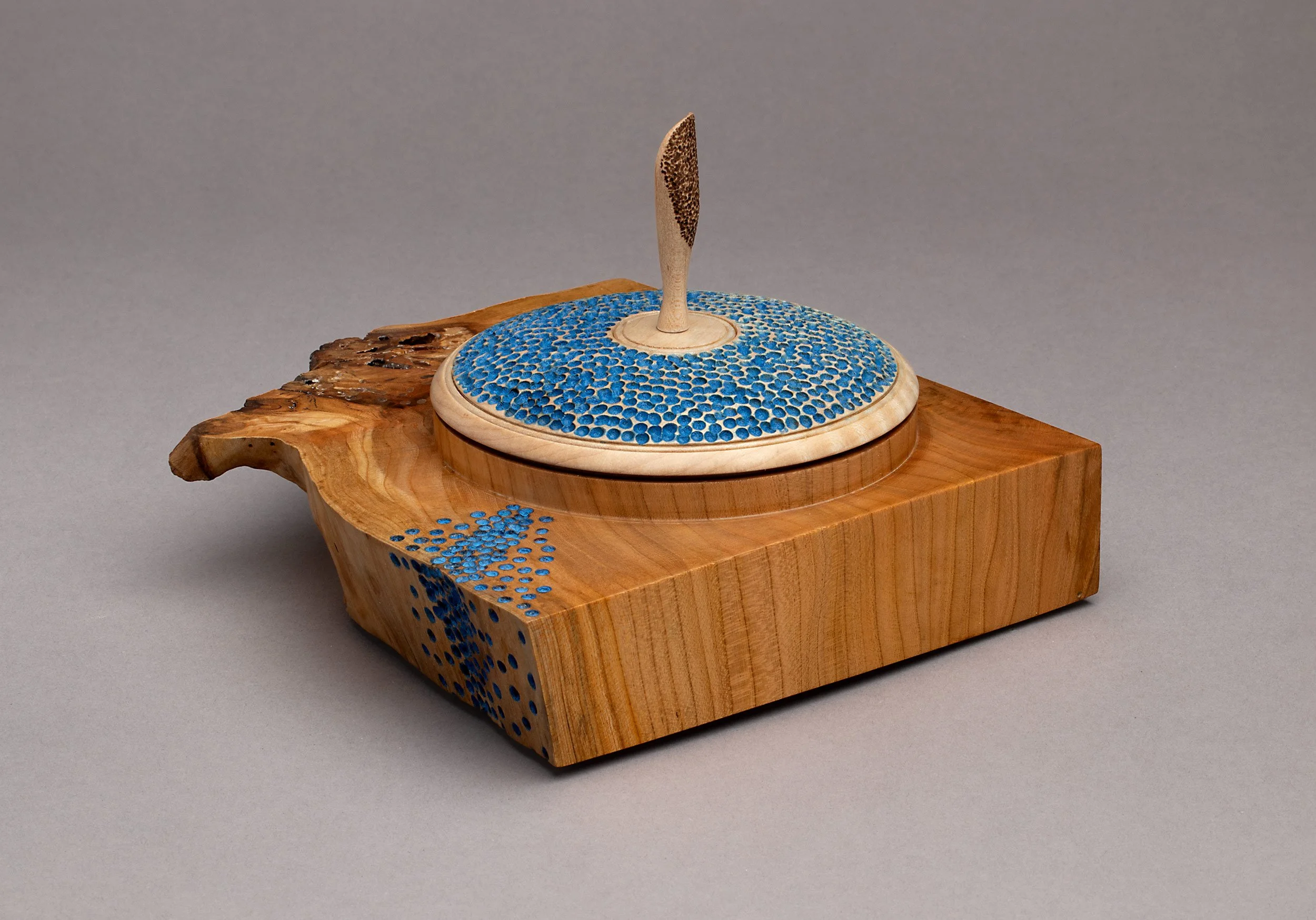 105B_square-dish-lid_blue-detail_2500x1748.jpg