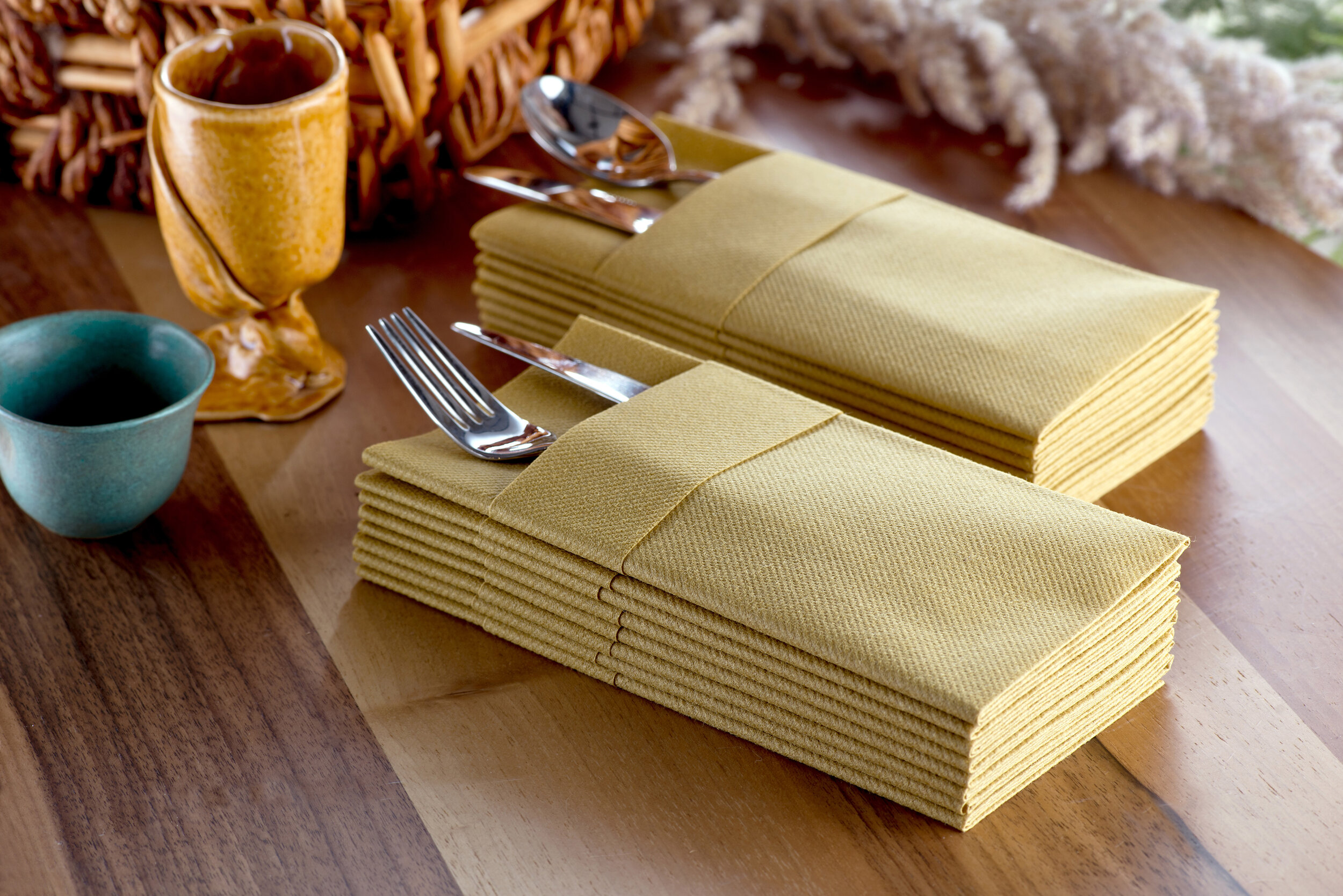 These single-use elegant towels napkin is velvety and smooth to the touch, and feels more like a soft cotton towel than a paper product!.jpg
